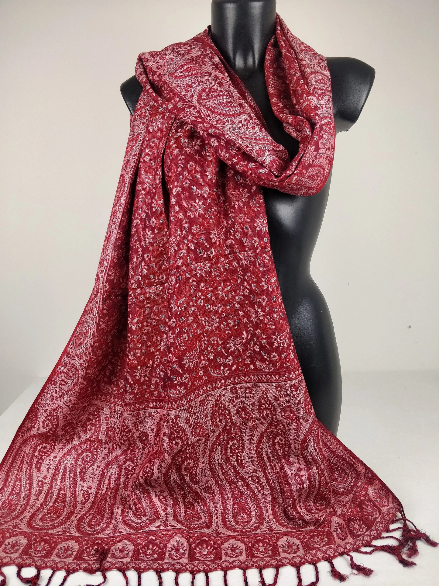 Écharpe à motifs paisley et floraux rouge.