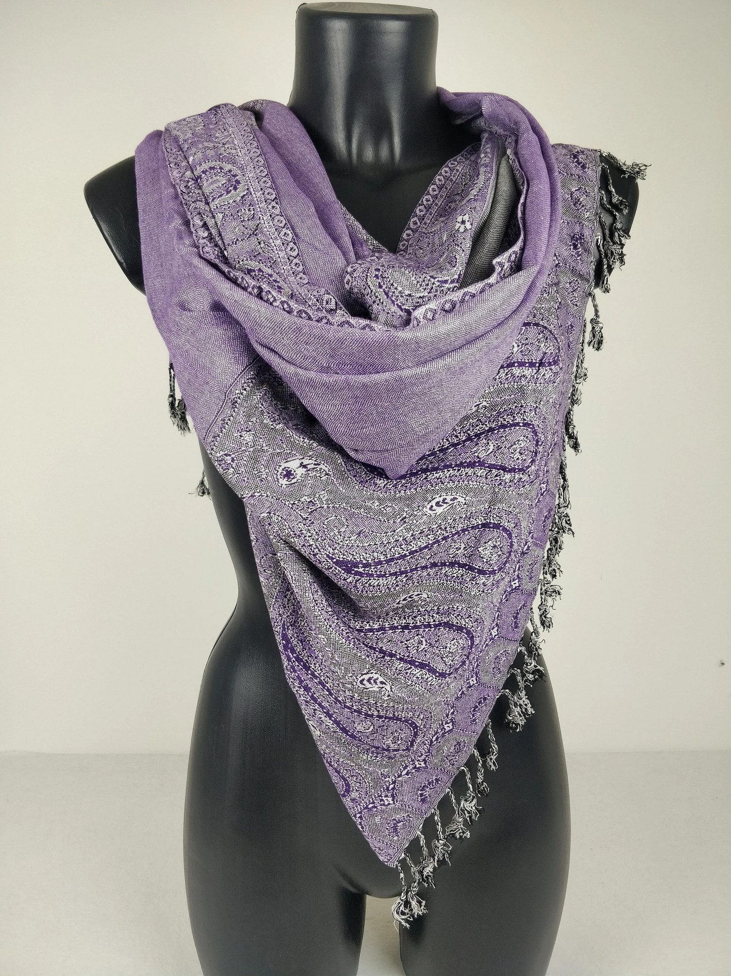 Pashmina Helak réversible en viscose. Echarpe motifs paisley violet et gris.