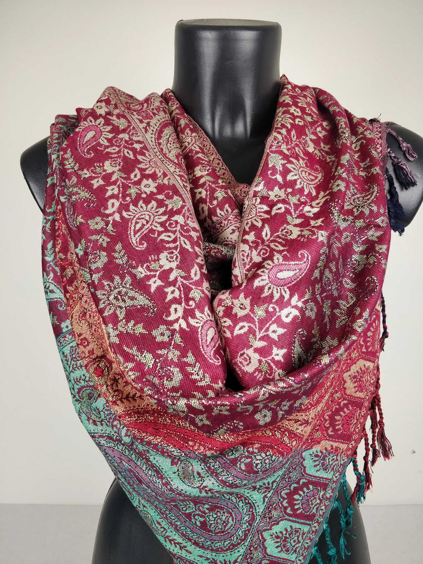 Mehrfarbiger Sankya Wende-Pashmina aus Viskose. Fuchsia und grünes Paisleymuster.