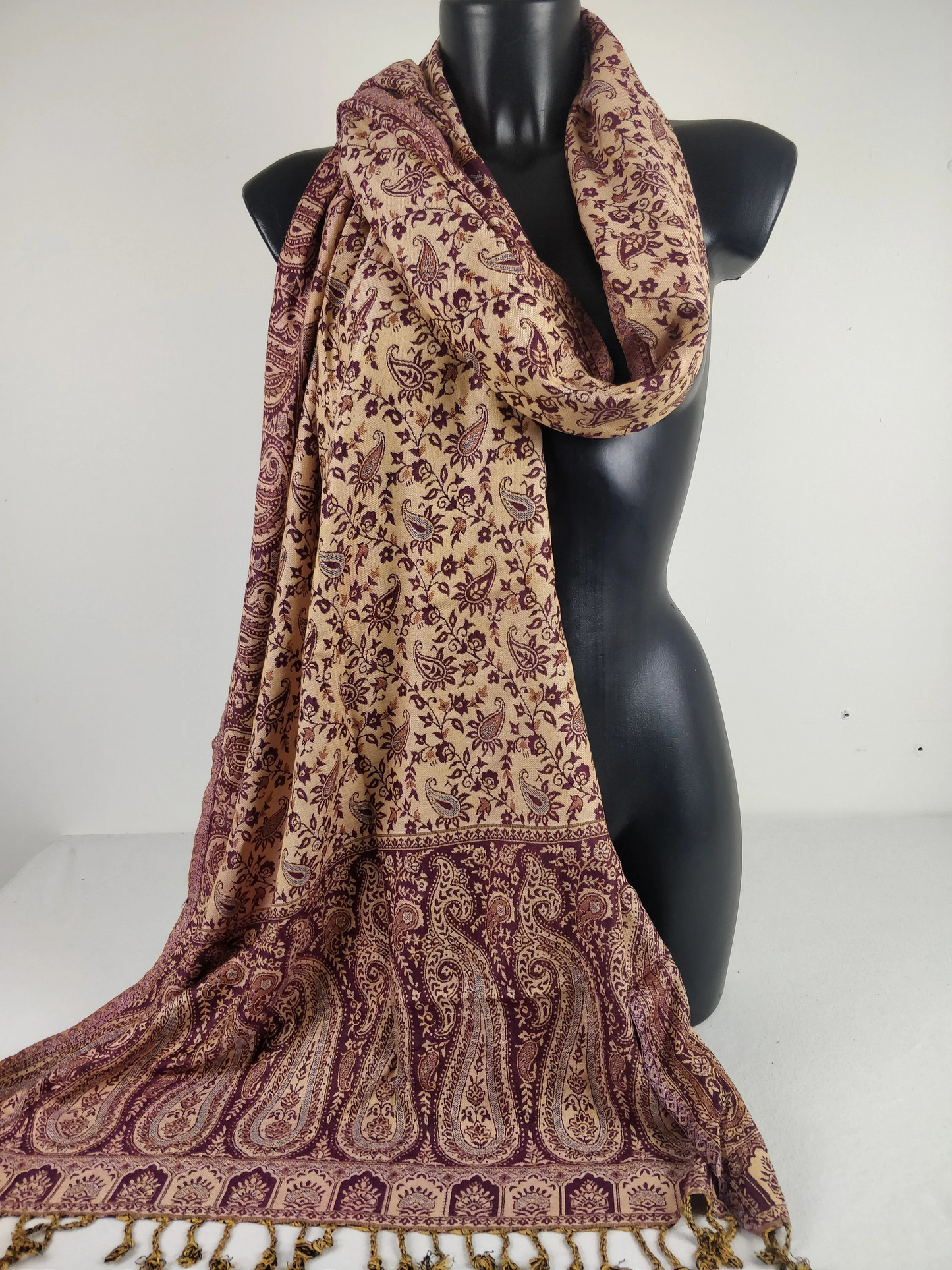 Pashmina réversible Sankya en viscose. Echarpe motif paisley pourpre.