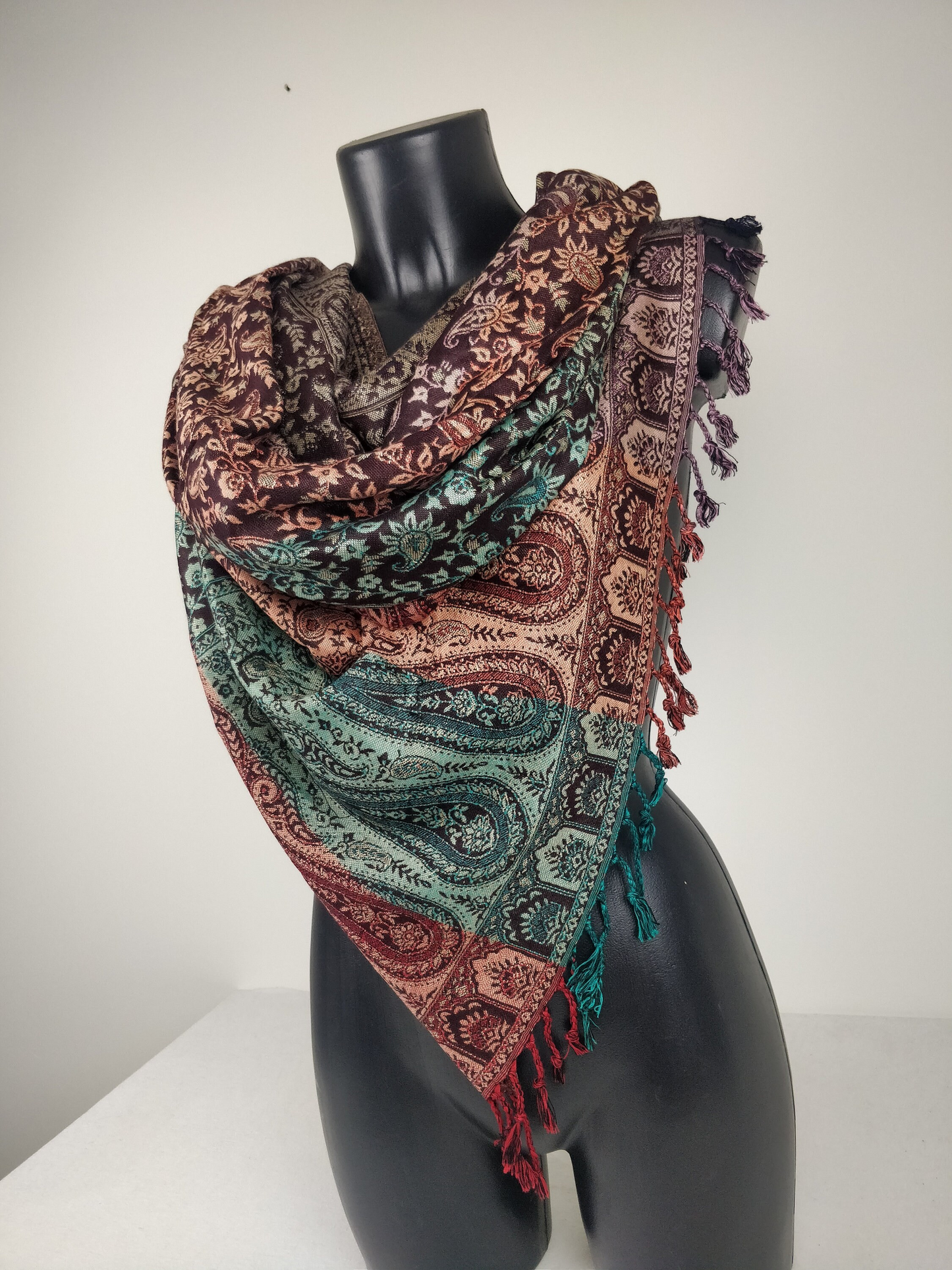 Pashmina réversible Sankya en viscose. Echarpe motif paisley multicolore.