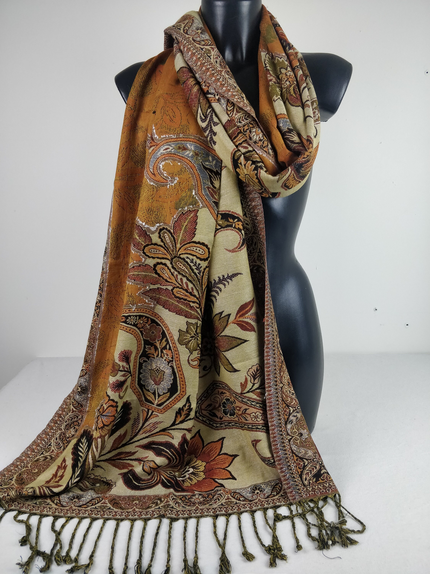 Vintage Hantra Pashmina aus Viskose. Wendeschal mit braunen und schwarzen Blumenmustern.