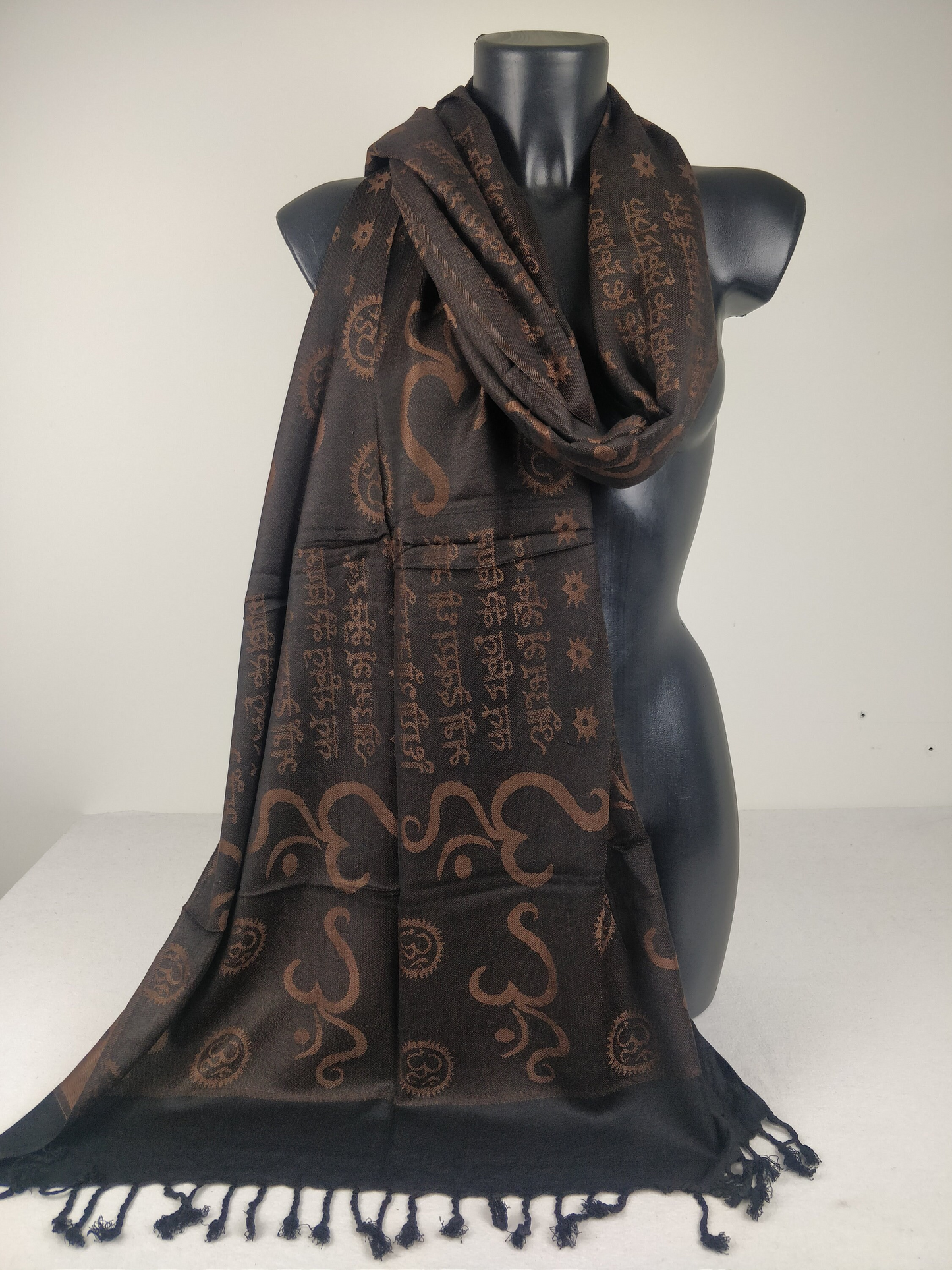 Pashmina Kharma réversible en viscose. Echarpe motifs ohm marron.