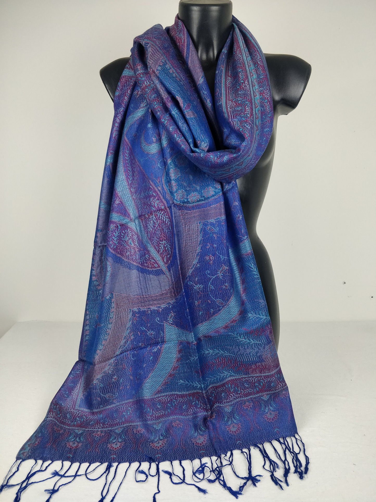 Pashmina Mangal réversible en modal / soie. Echarpe motif paisley bleu.