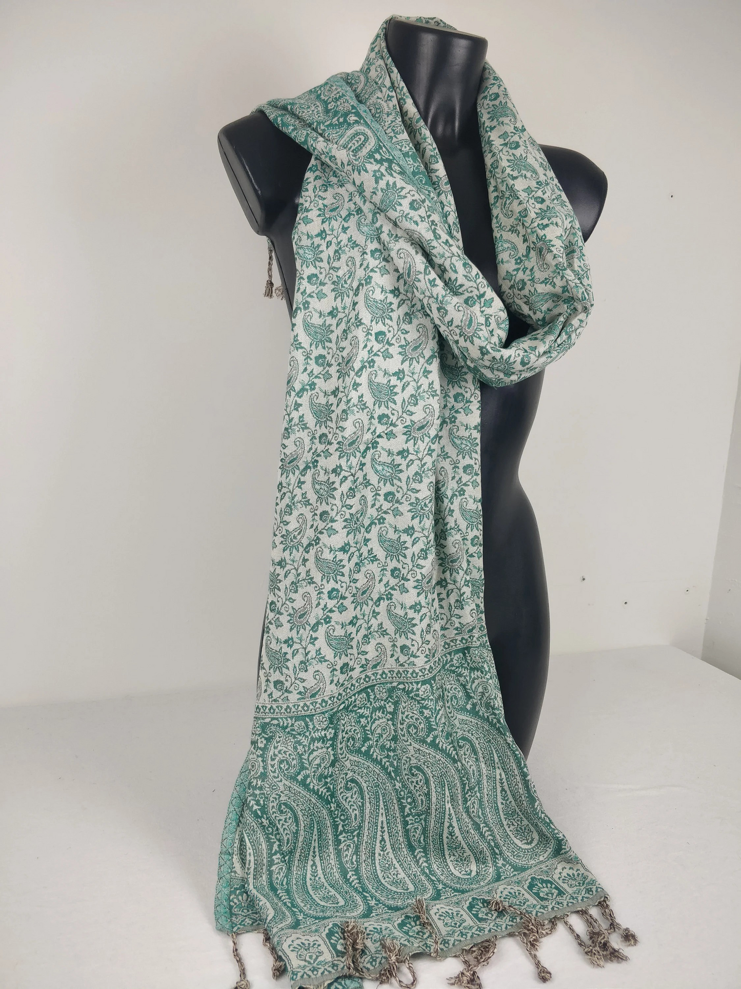 Sankya Wende-Pashmina aus Viskose. Grün-weißer Schal mit Paisley-Muster.