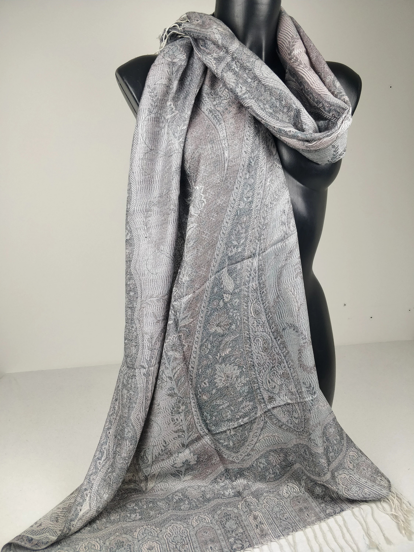 Pashmina Mangal réversible en modal / soie. Motif paisley gris et blanc.