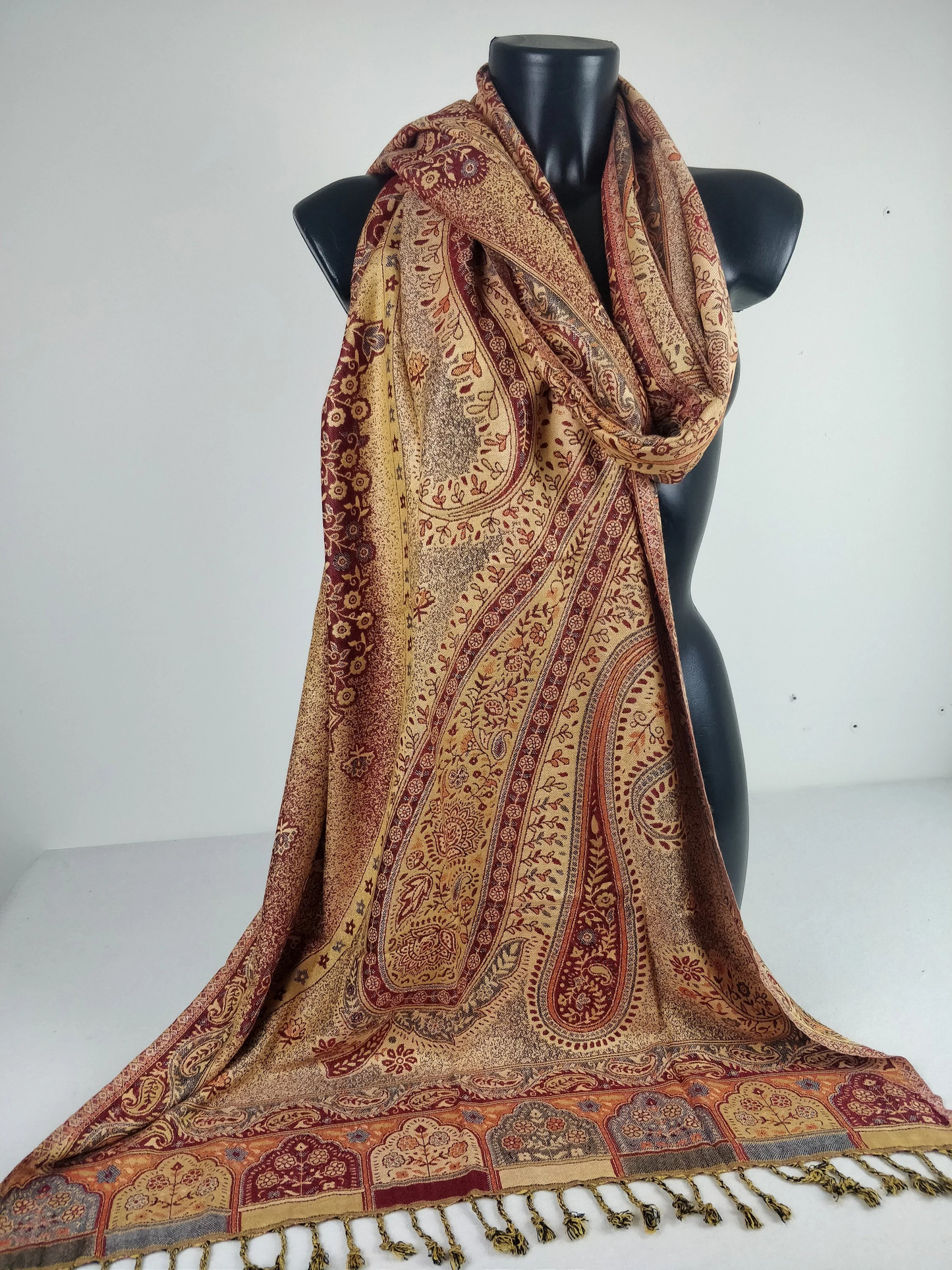 Pashmina vintage Hantra en viscose. Echarpe réversible aux motifs ethnique rouge.