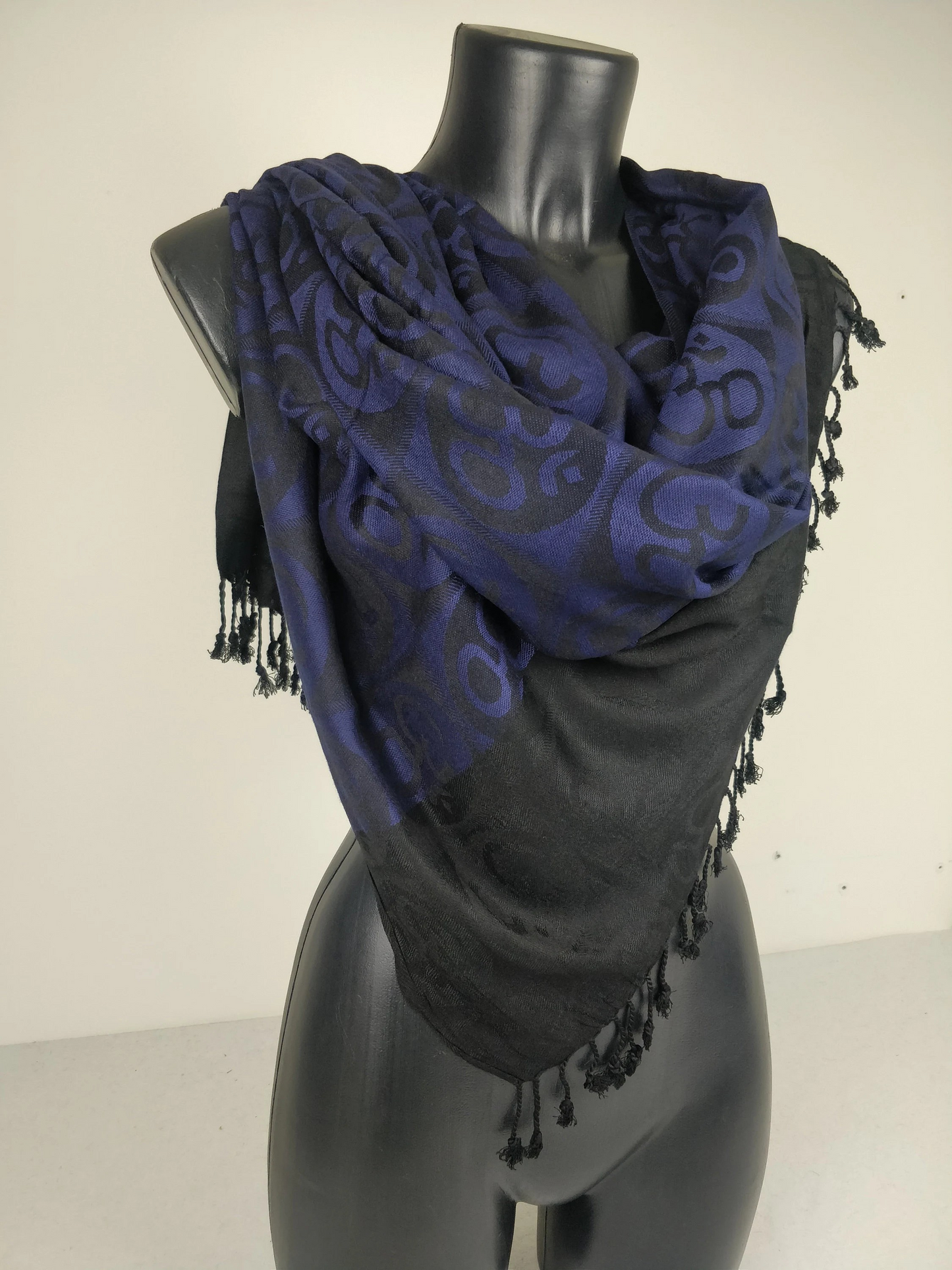 Wende-Pashmina Kharma aus Viskose. Blaue Ohm-Muster.