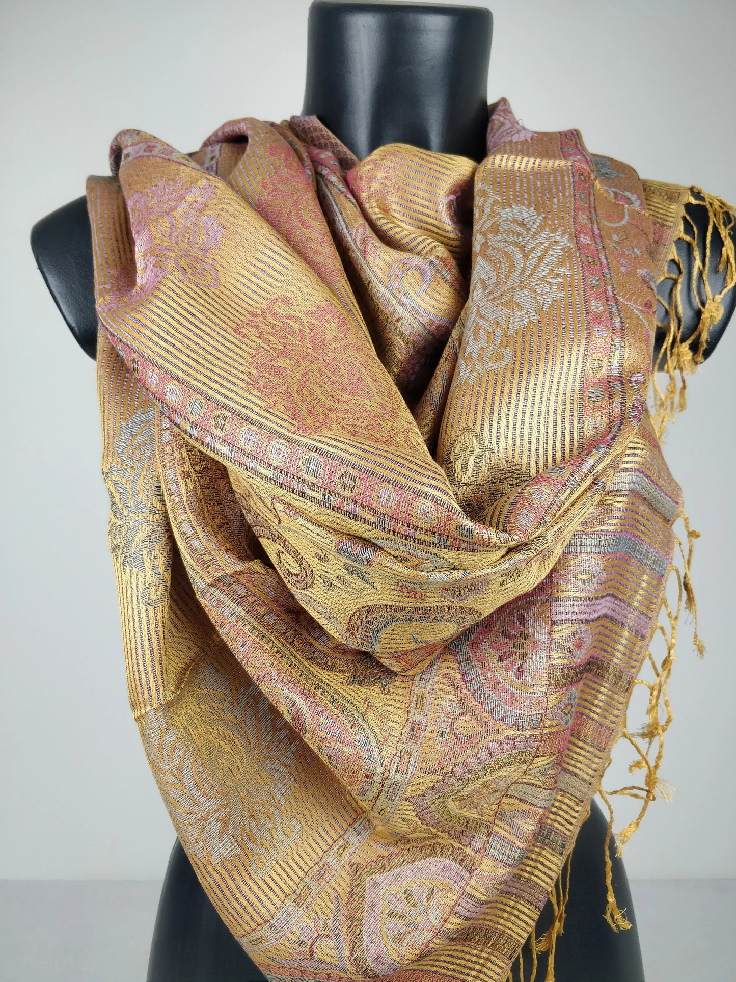 Wende-Mangal-Pashmina aus Modal/Seide. Gelbes Paisley-Muster.