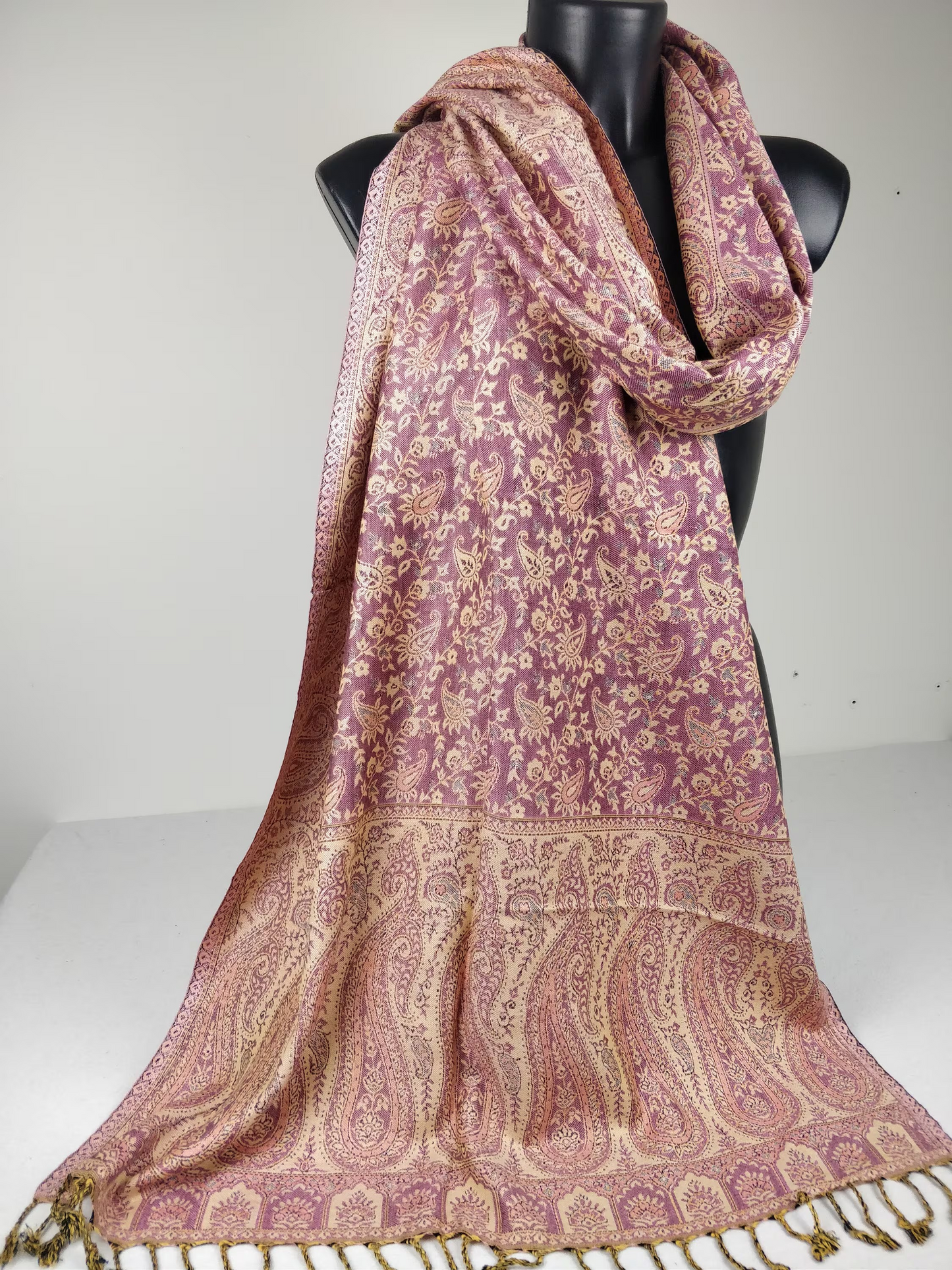 Pashmina réversible Sankya en viscose. Echarpe motif paisley violet.