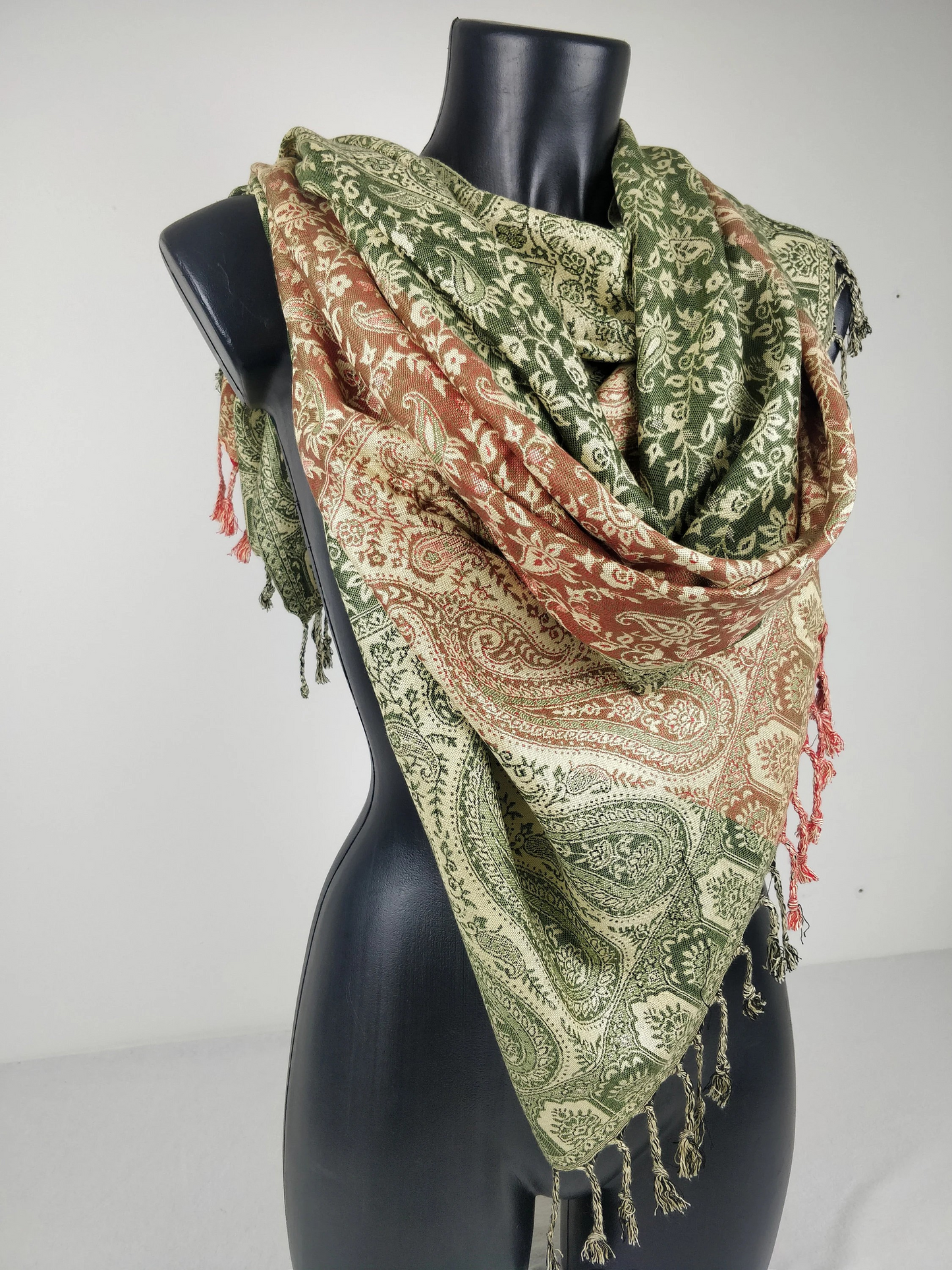 Pashmina réversible Sankya en viscose. Echarpe motif paisley multicolore.