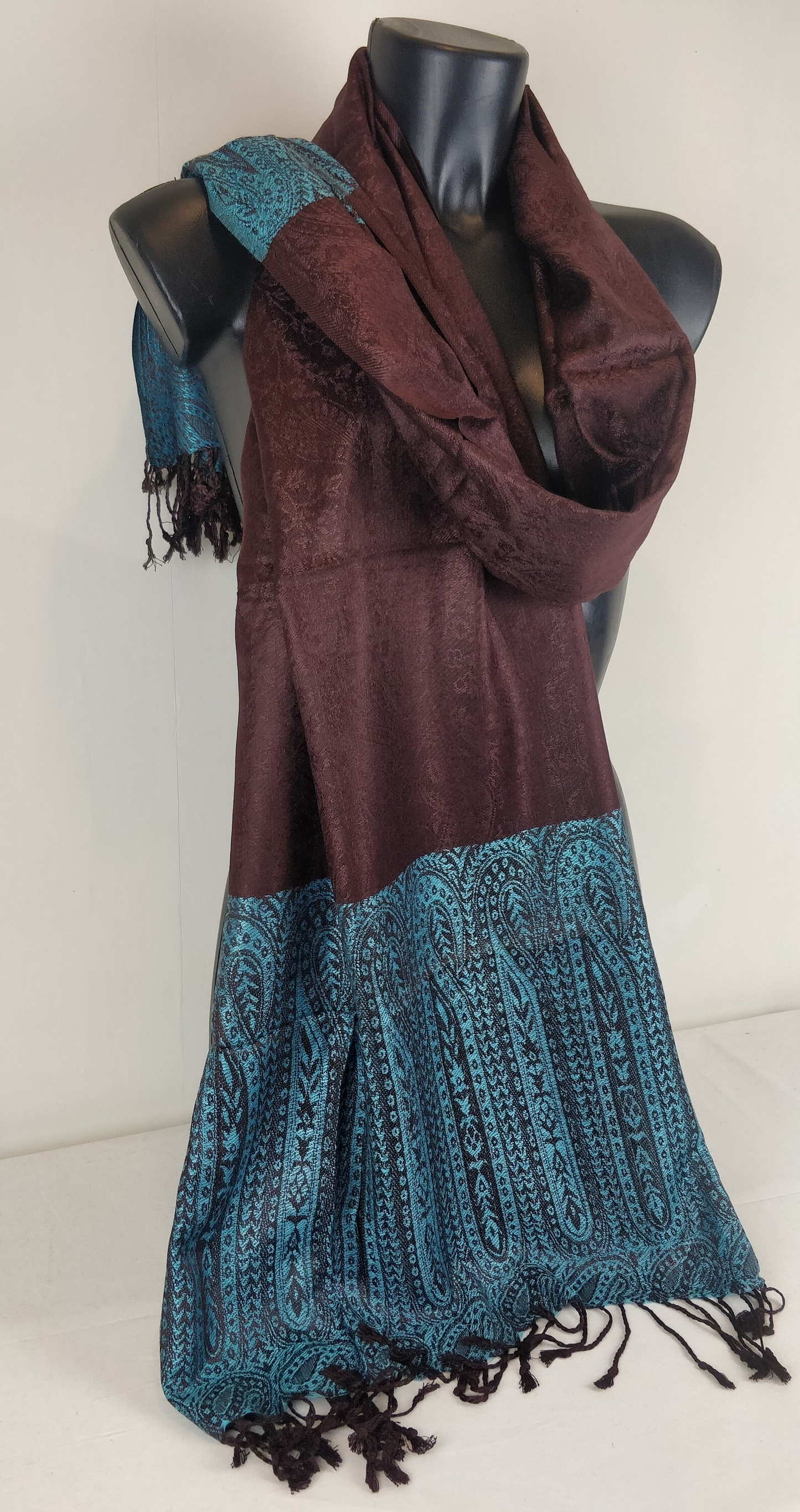 Zweifarbiger Vaisana-Pashmina aus Viskose. Braunes Paisley-Muster.