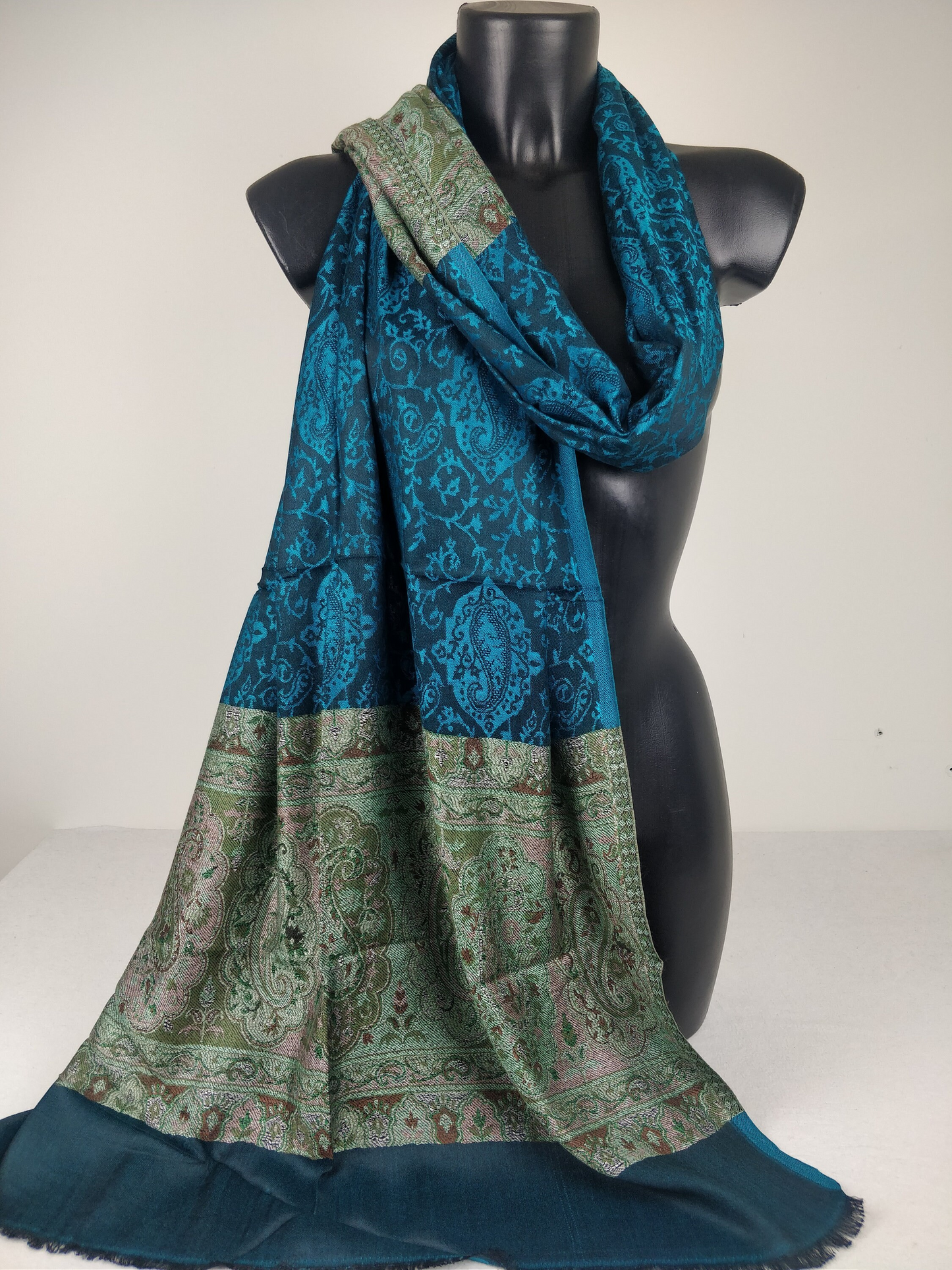 Wende-Pashmina Rudra aus Modal. Blaues Paisley-Muster