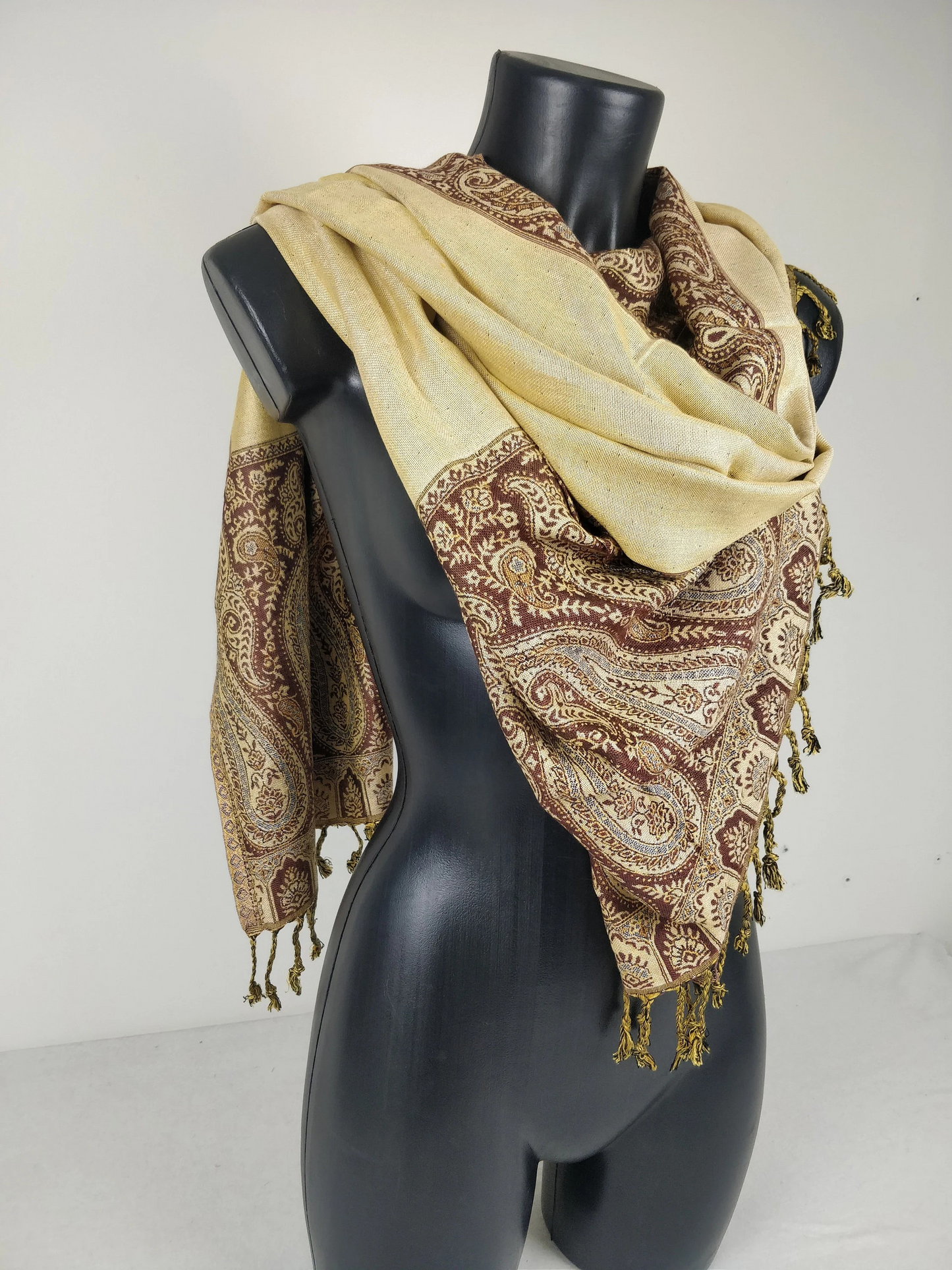 Pashmina Helak réversible en viscose. Echarpe motifs paisley marron.