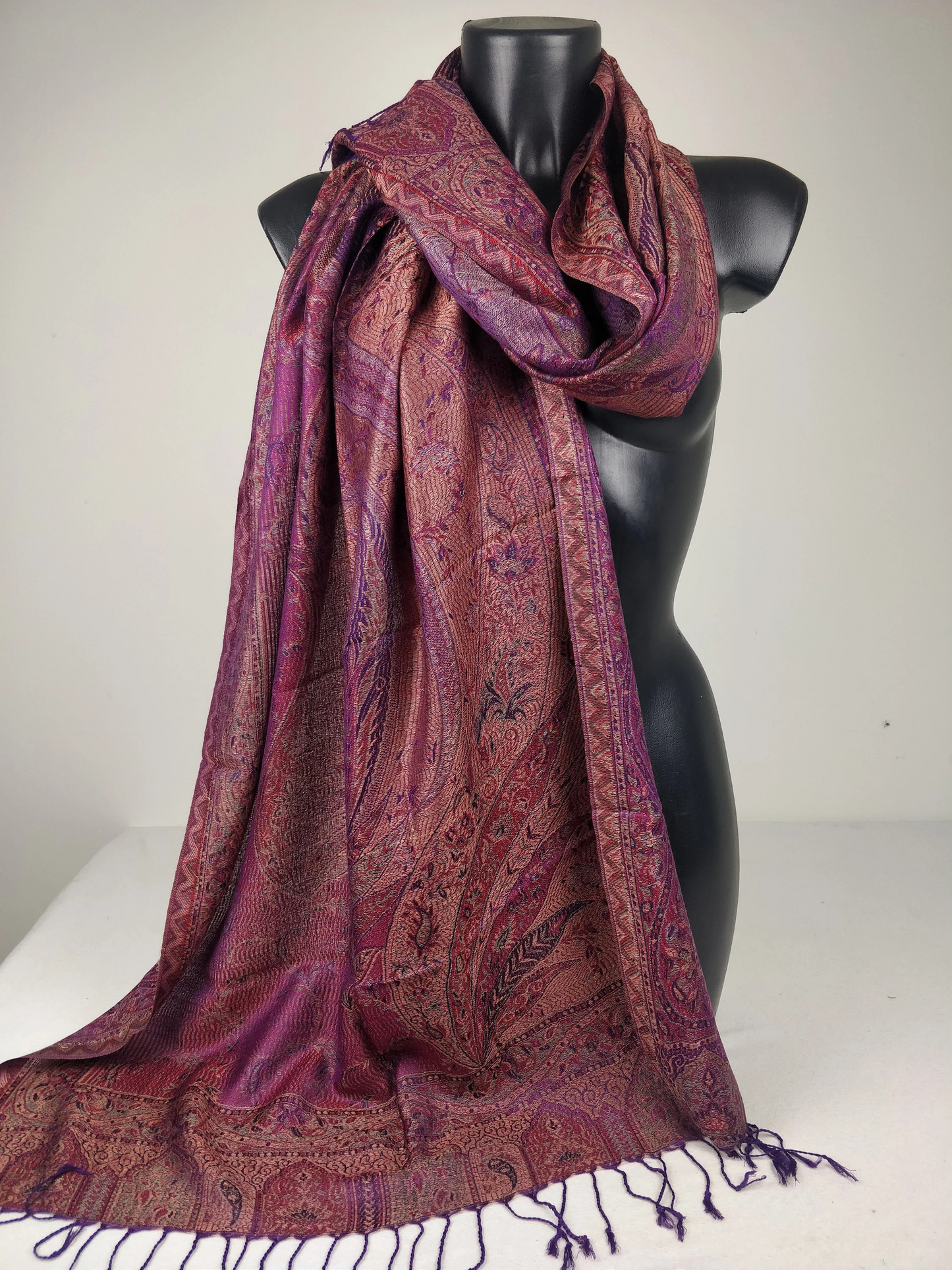 Pashmina Mangal réversible en modal / soie. Echarpe aux motifs paisley violet.