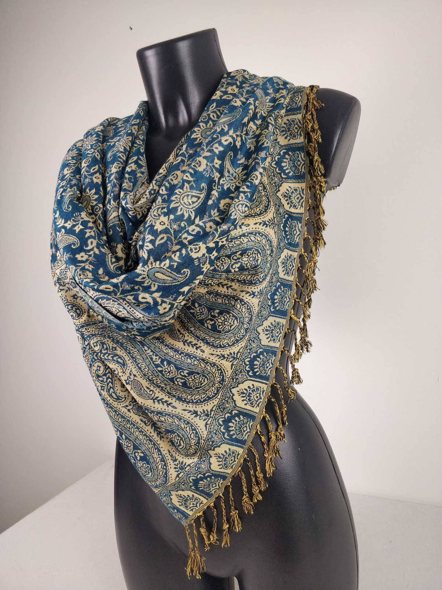 Pashmina réversible Sankya en viscose. Echarpe aux motifs paisley bleu.