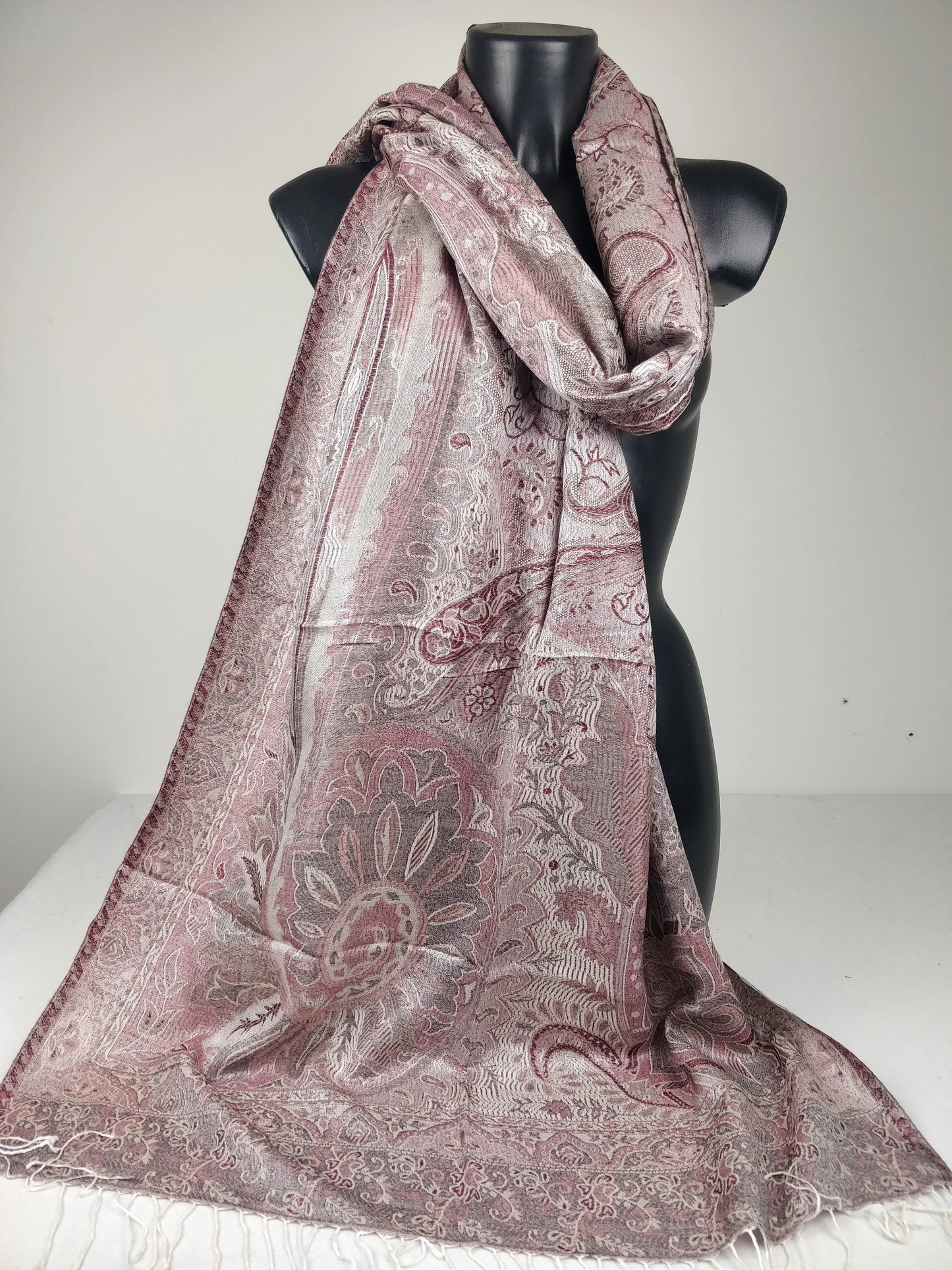 Pashmina Mangal réversible en modal / soie. Echarpe motif paisley rose et blanc.