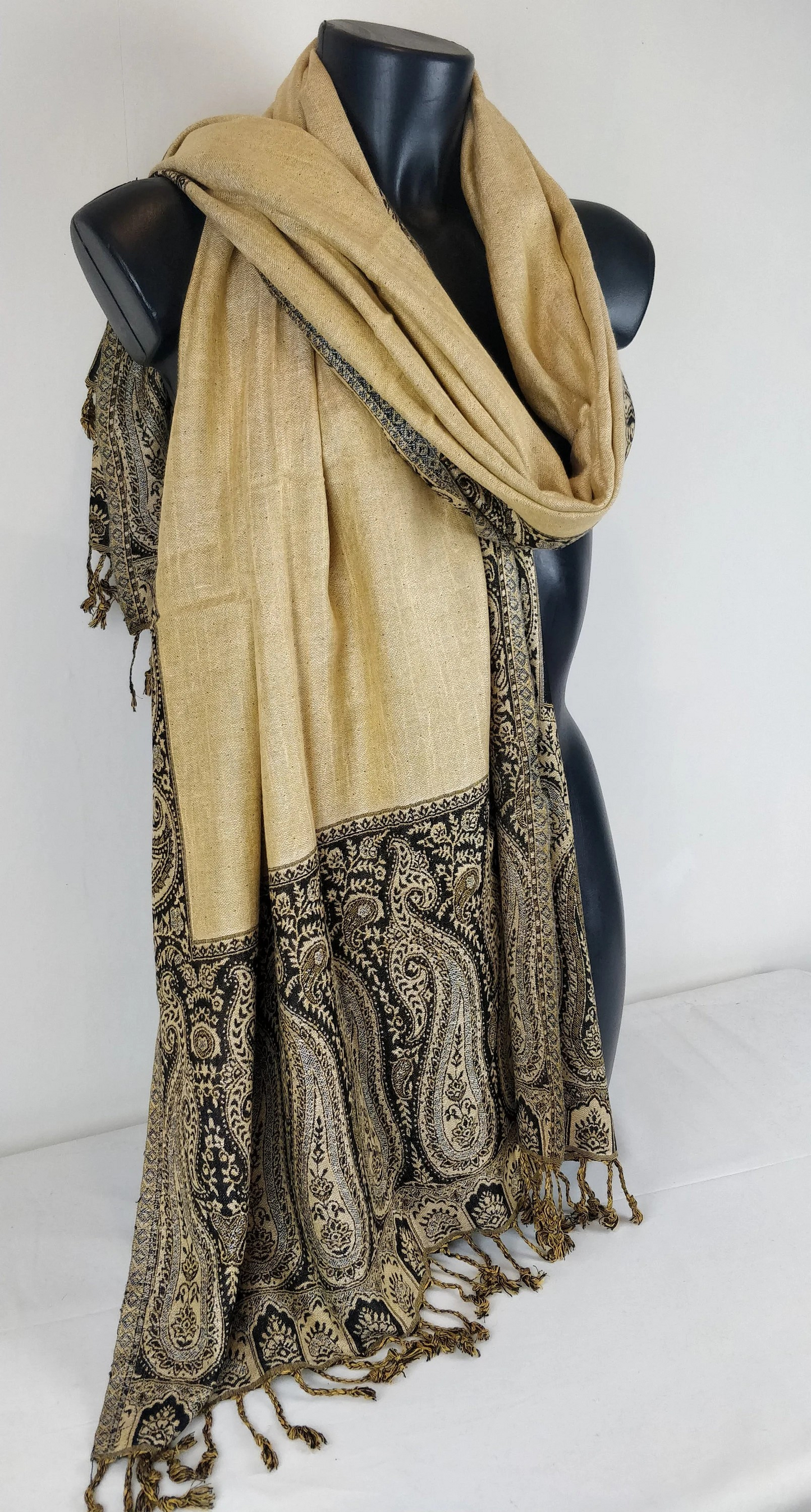 Pashmina Helak réversible en viscose. Echarpe motifs paisley noir et crème.