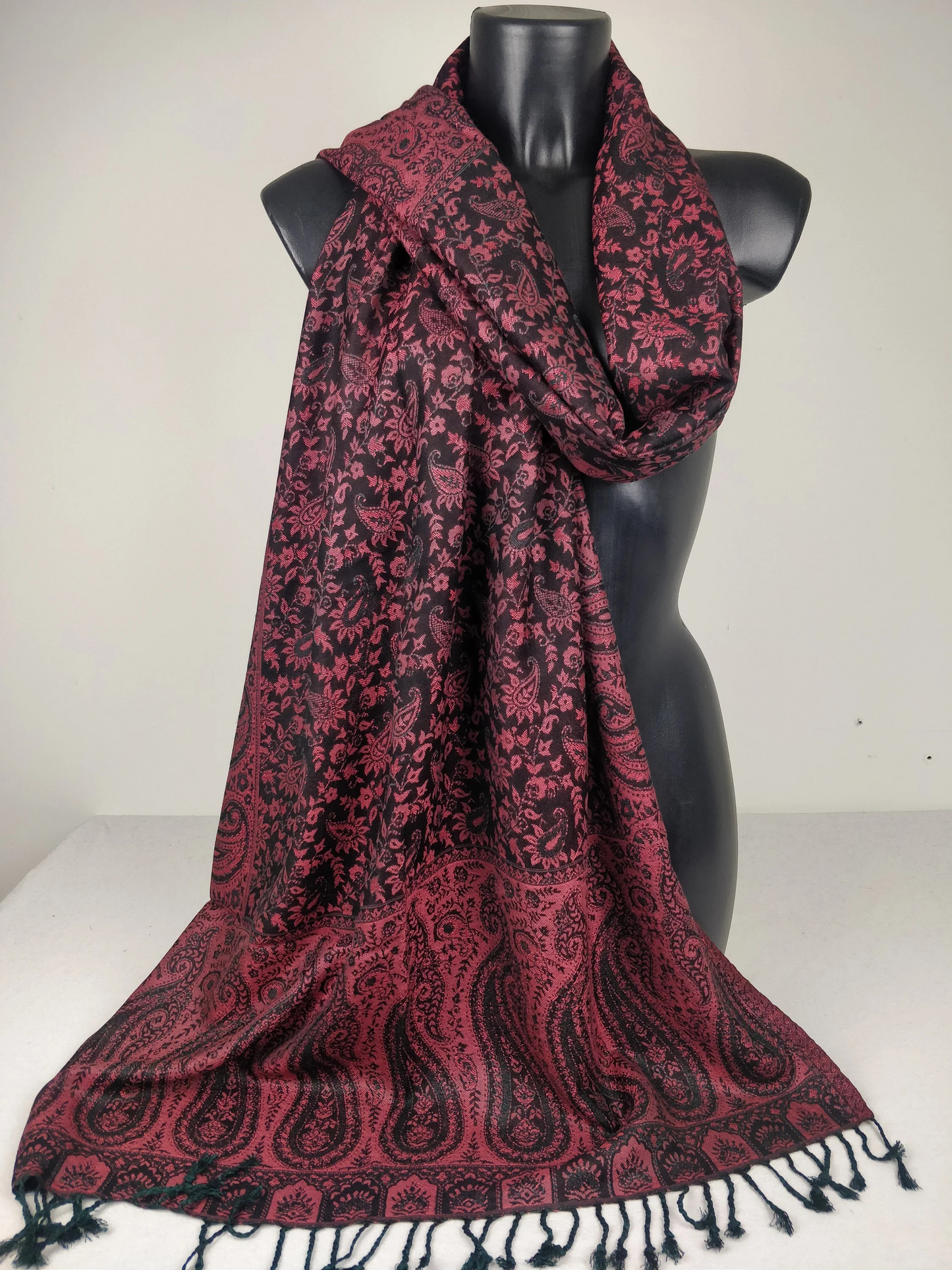 Pashmina réversible Sankya en viscose. Echarpe motif paisley noir et rouge.