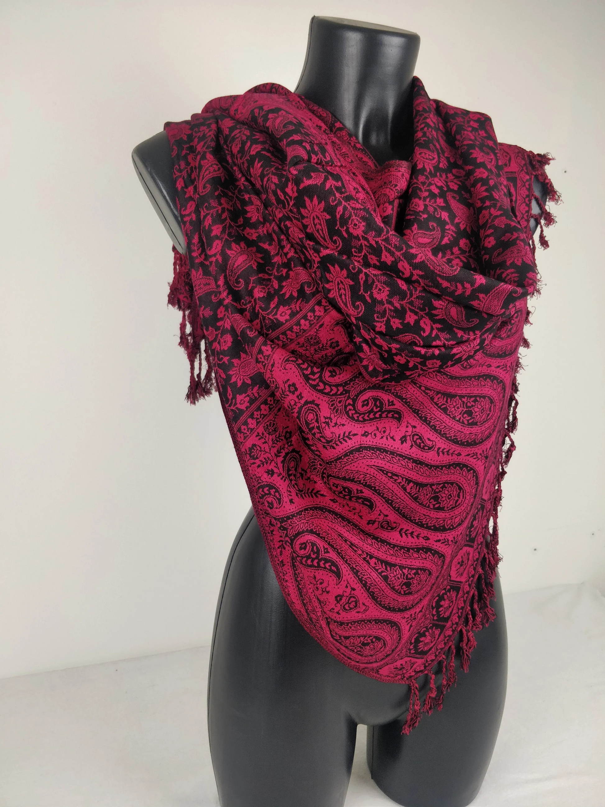 Accessoire de mode : écharpe à motifs paisley et franges rouge et noir.