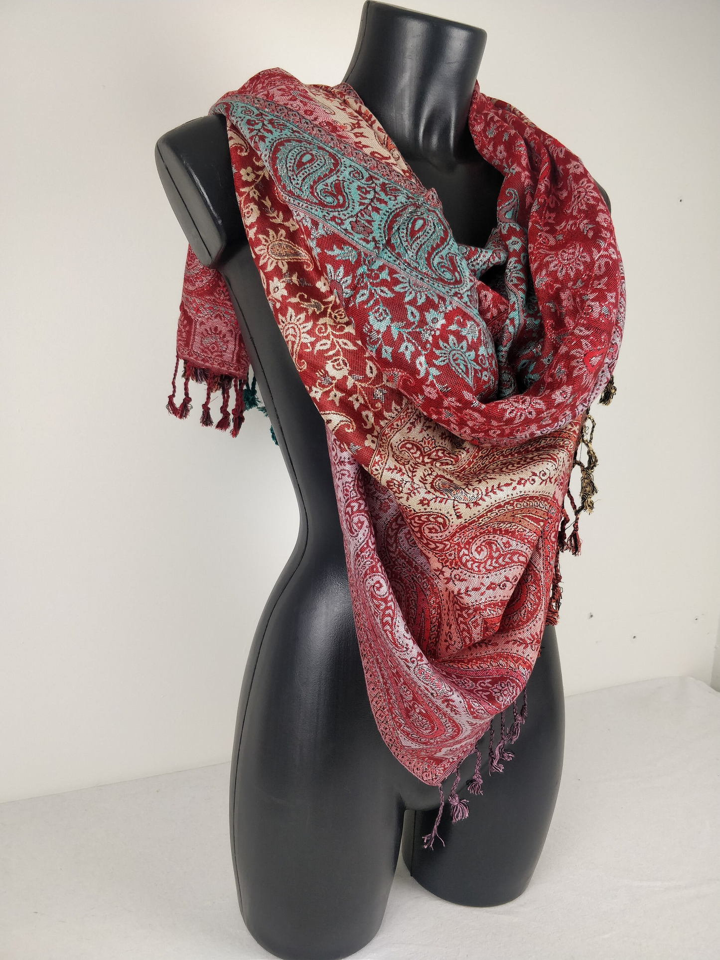 Pashmina réversible  multicolore Sankya en viscose. Echarpe aux motifs paisley tons rouge et bleu.