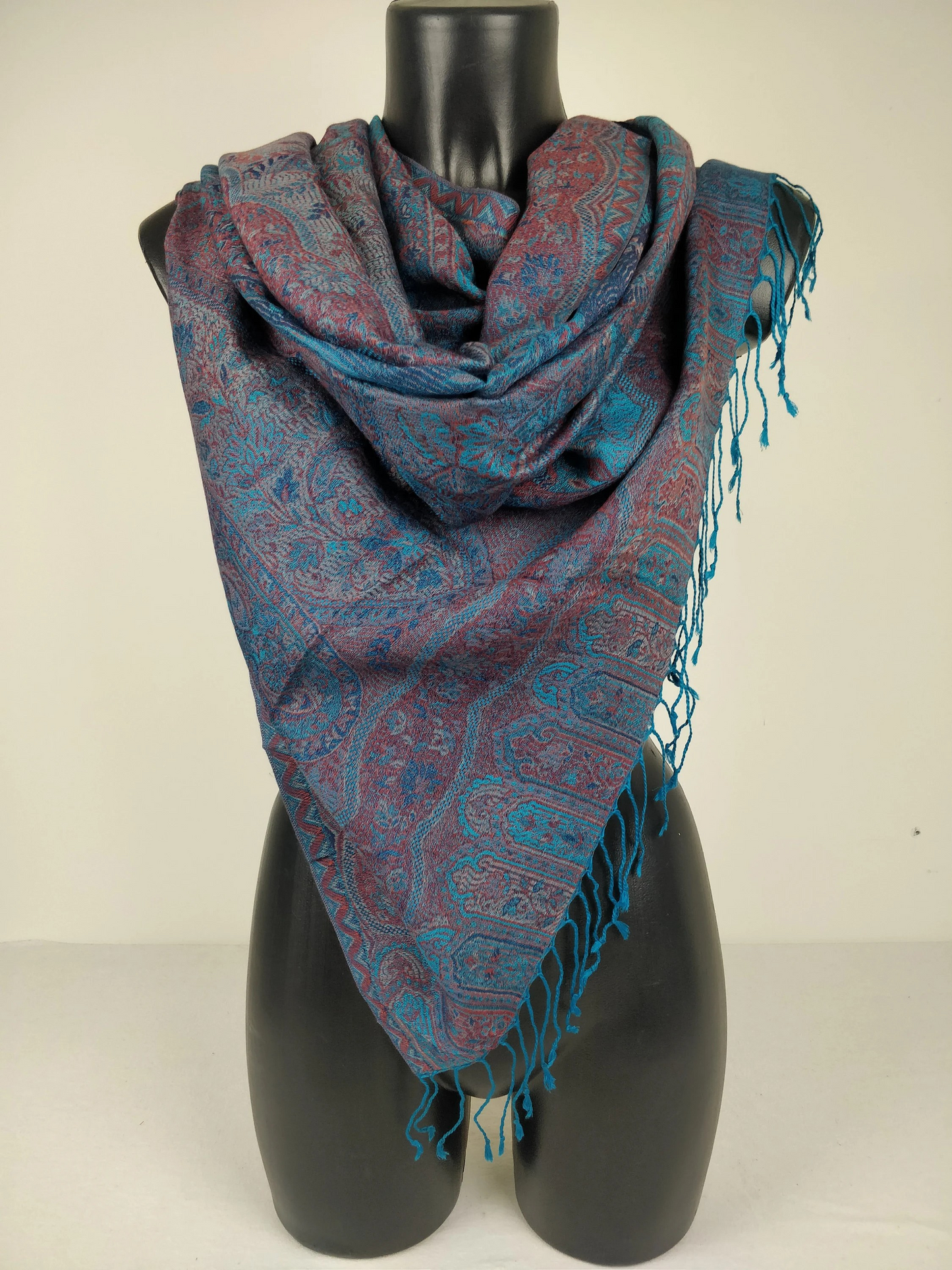 Pashmina Mangal réversible en modal / soie. Echarpe aux motifs paisley bleu.