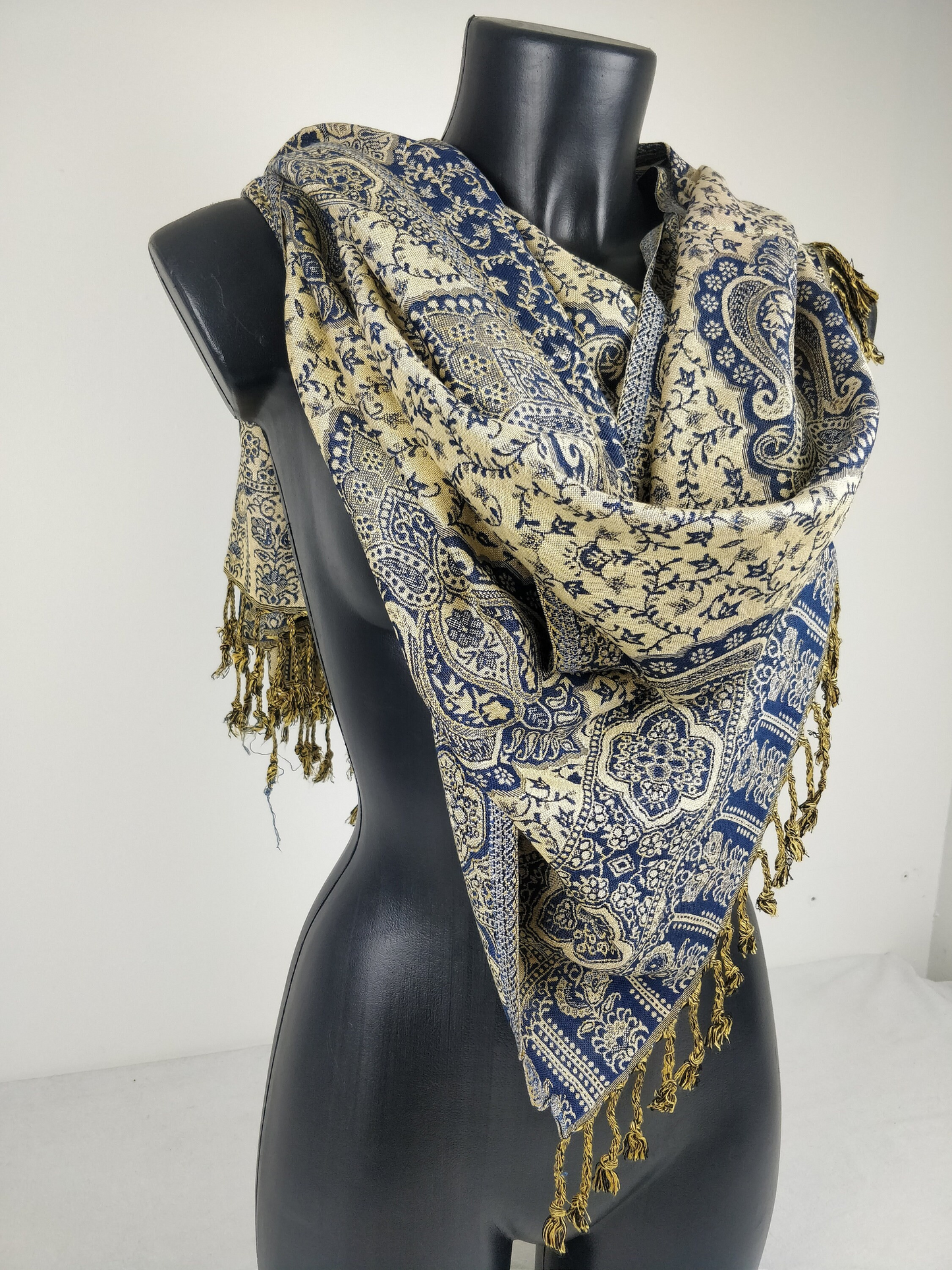 Pashmina réversible Daksha en viscose. Motif paisley bleu et crème.