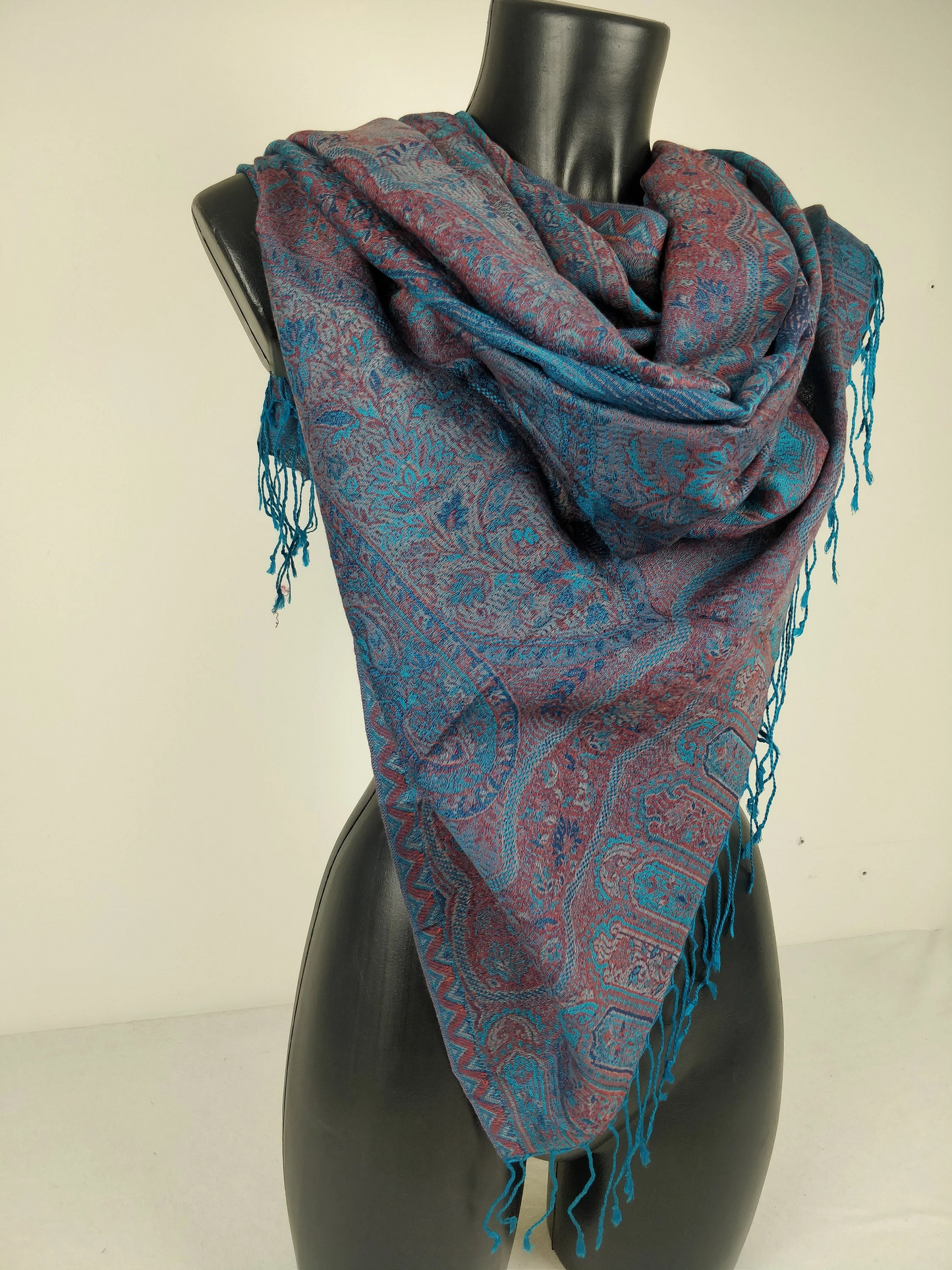 Pashmina Mangal réversible en modal / soie. Echarpe aux motifs paisley bleu.