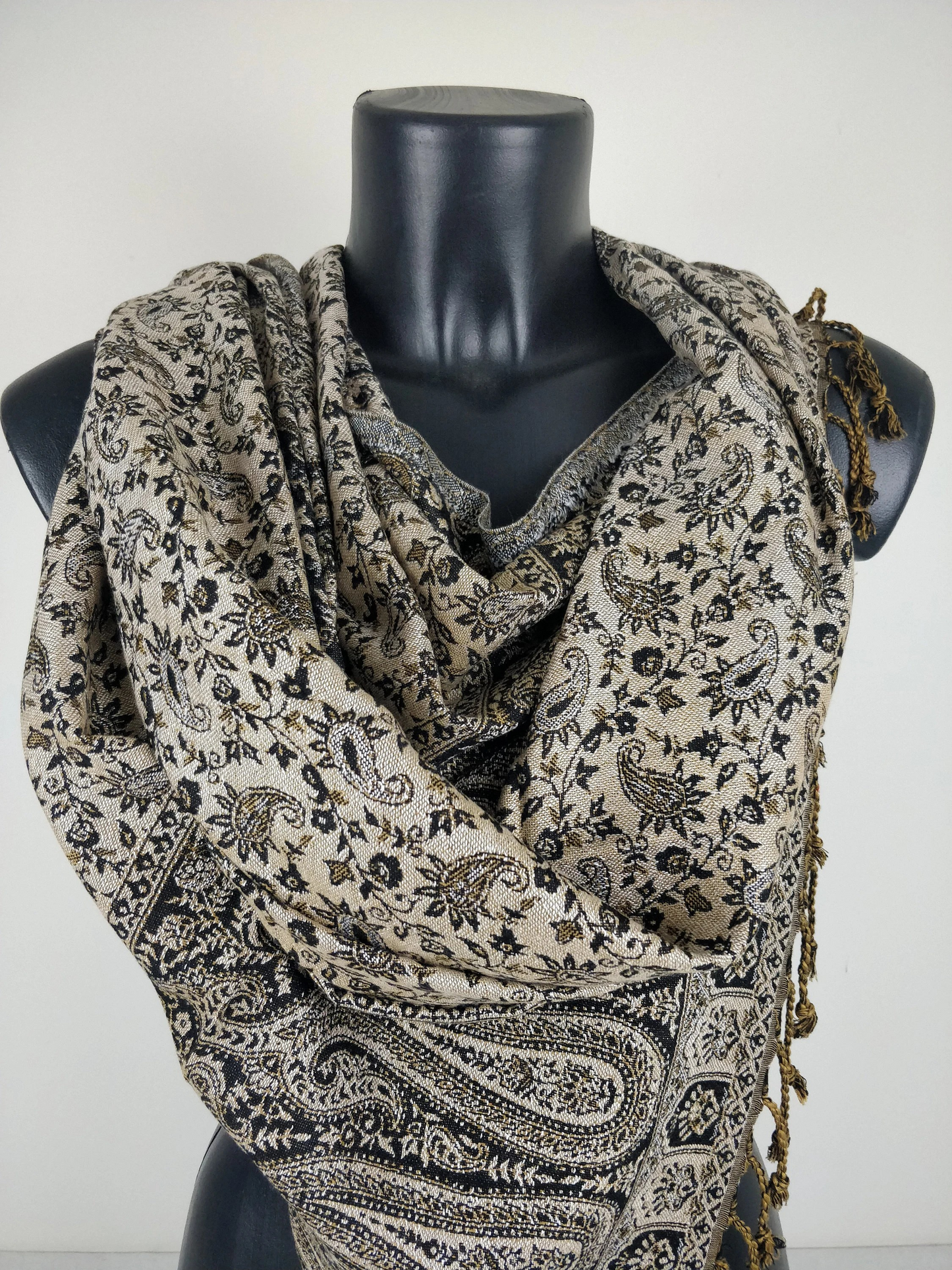 Sankya Wende-Pashmina aus Viskose. Schwarzes Paisley-Muster.