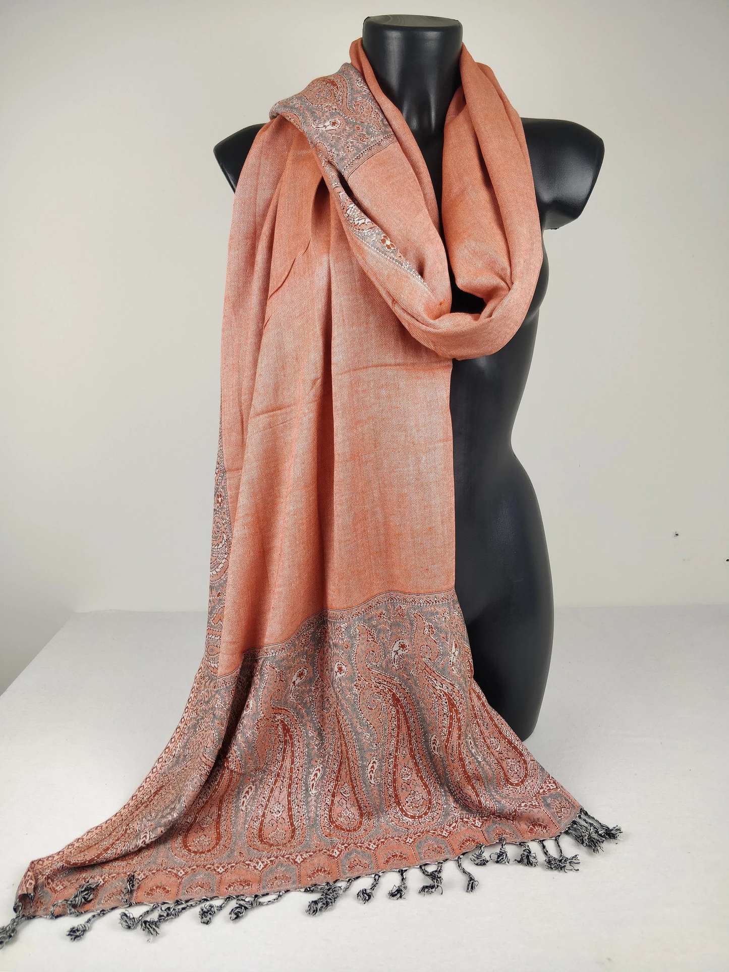 Pashmina Helak réversible en viscose. Echarpe motifs paisley saumon et gris.