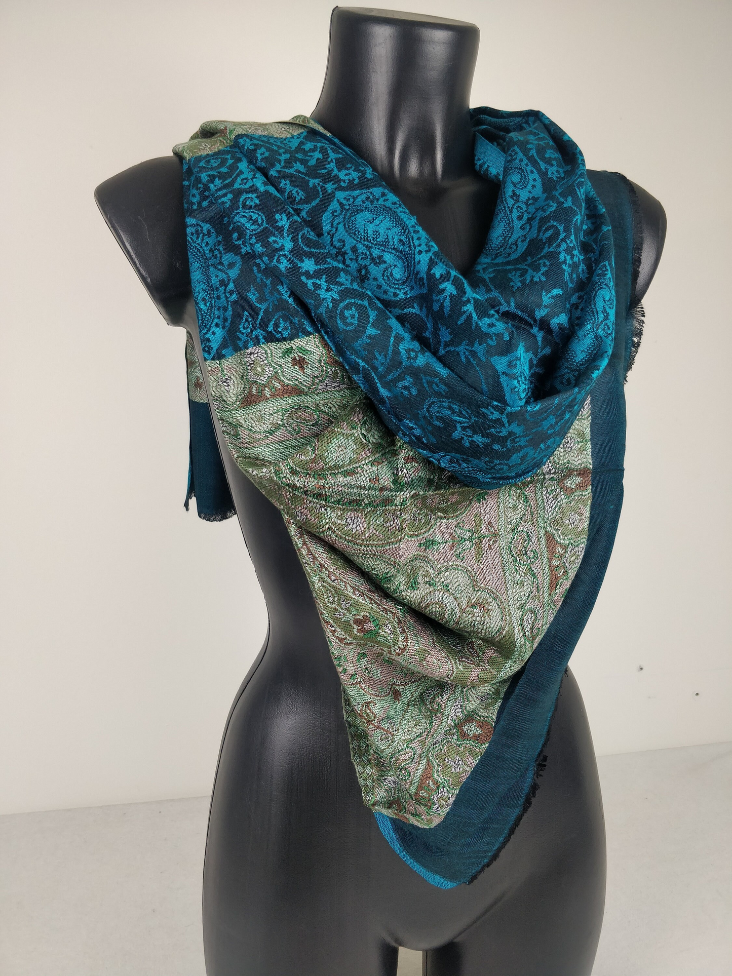 Wende-Pashmina Rudra aus Modal. Blaues Paisley-Muster