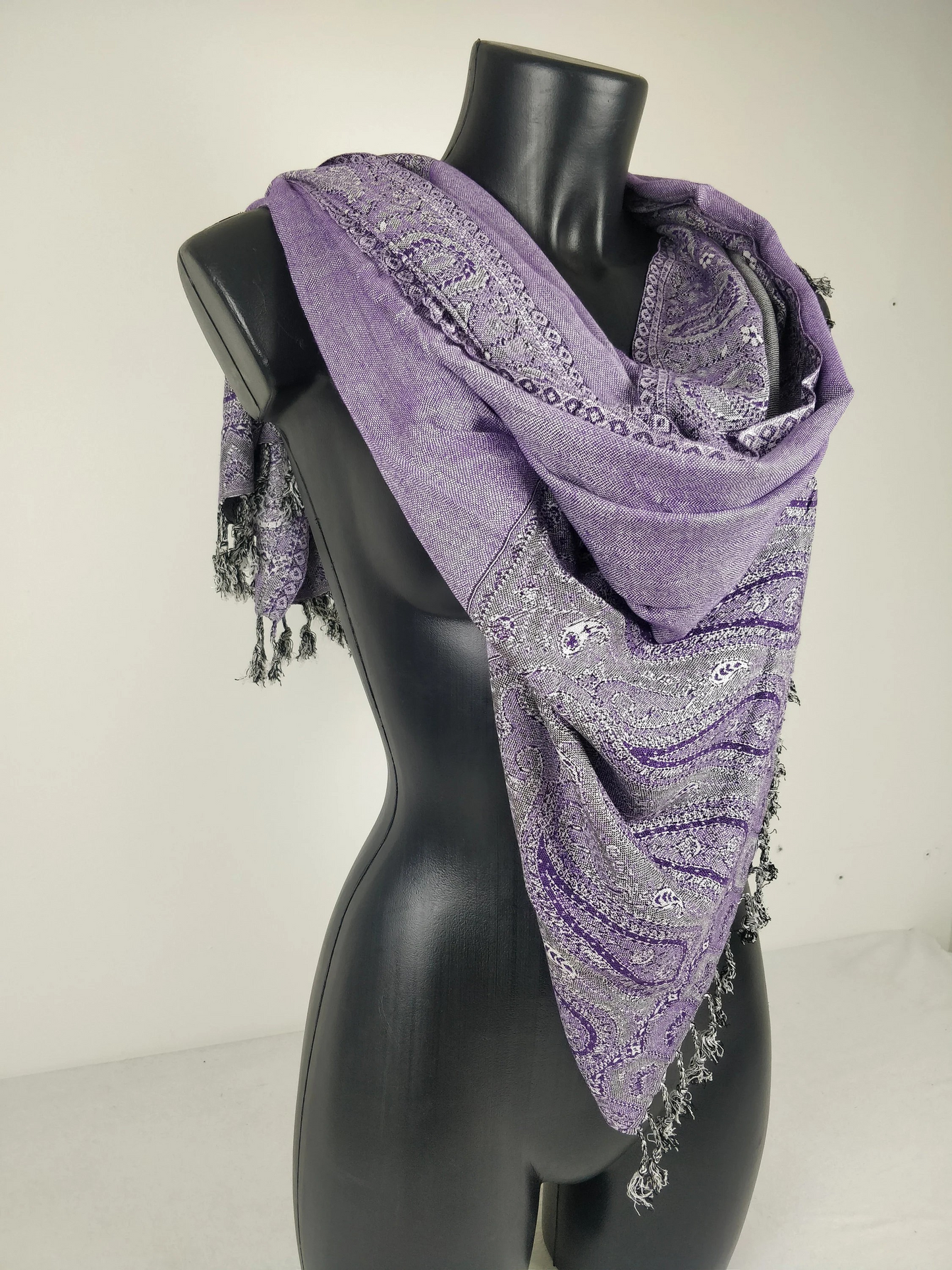 Pashmina Helak réversible en viscose. Echarpe motifs paisley violet et gris.