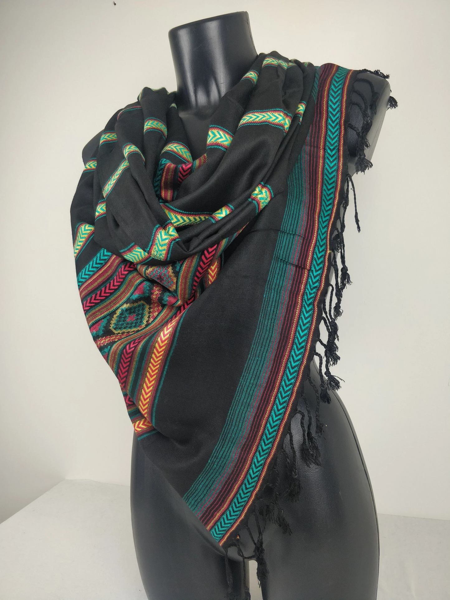 Pashmina Manai en viscose. Echarpe à rayures inspiration inca noir.