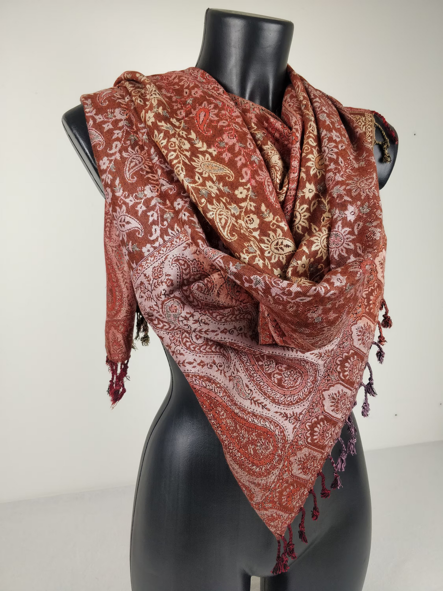 Pashmina réversible Sankya en viscose. Echarpe motif paisley multicolore tons marron.