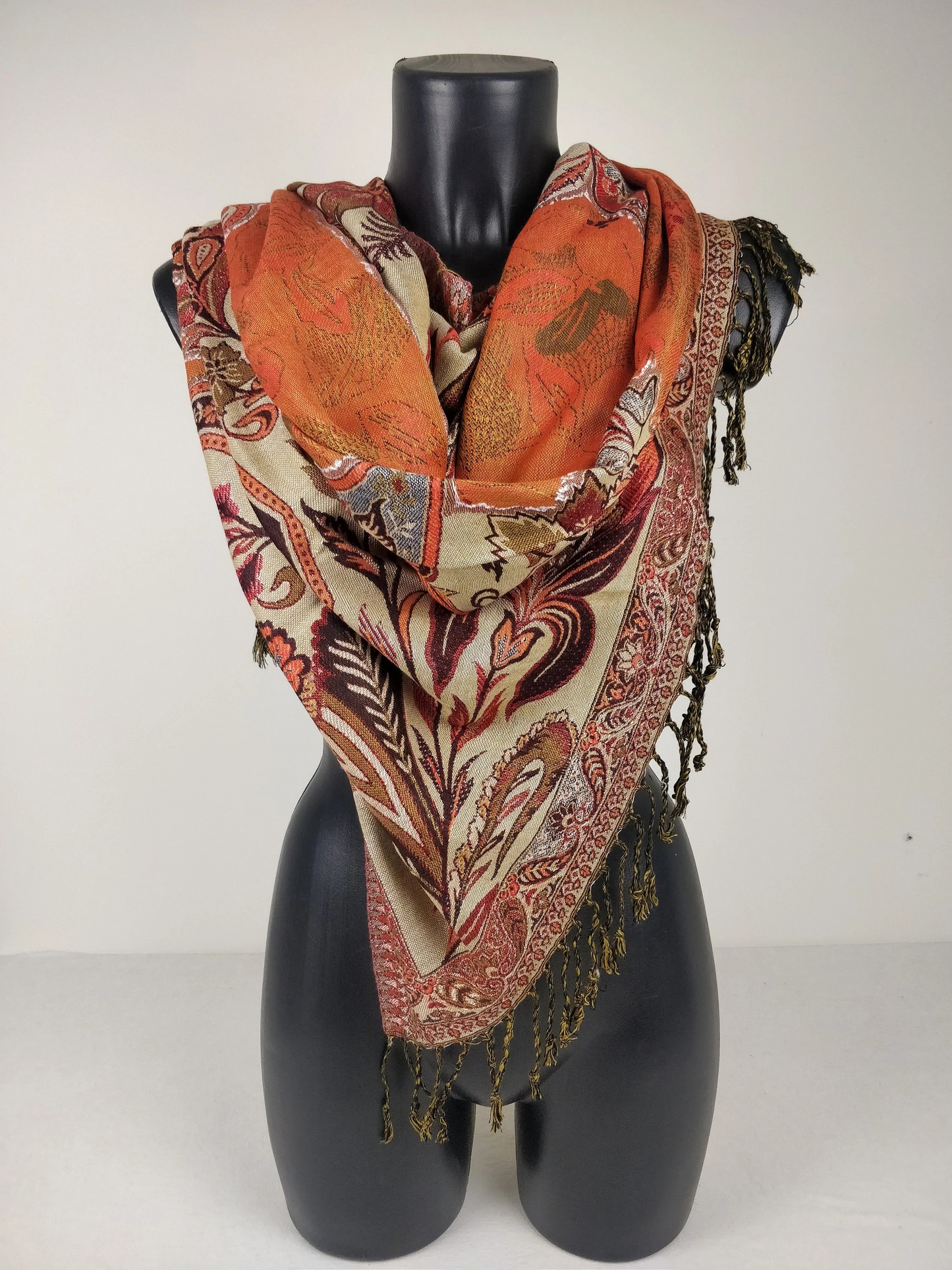 Vintage Hantra Pashmina aus Viskose. Wendeschal mit roten, cremefarbenen und orangefarbenen Paisleymustern.