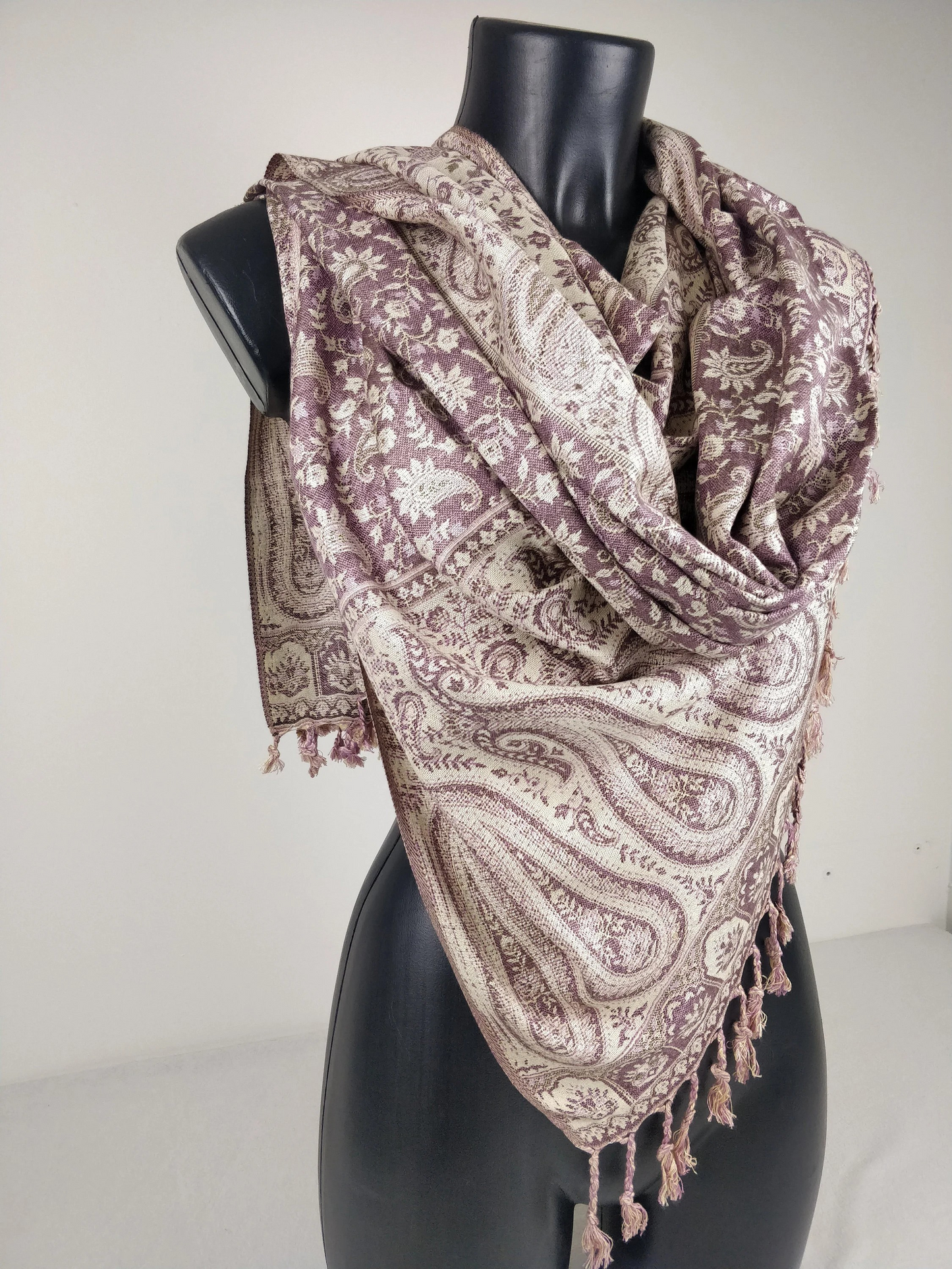 Pashmina réversible Sankya en viscose. Echarpe aux motifs paisley violet.