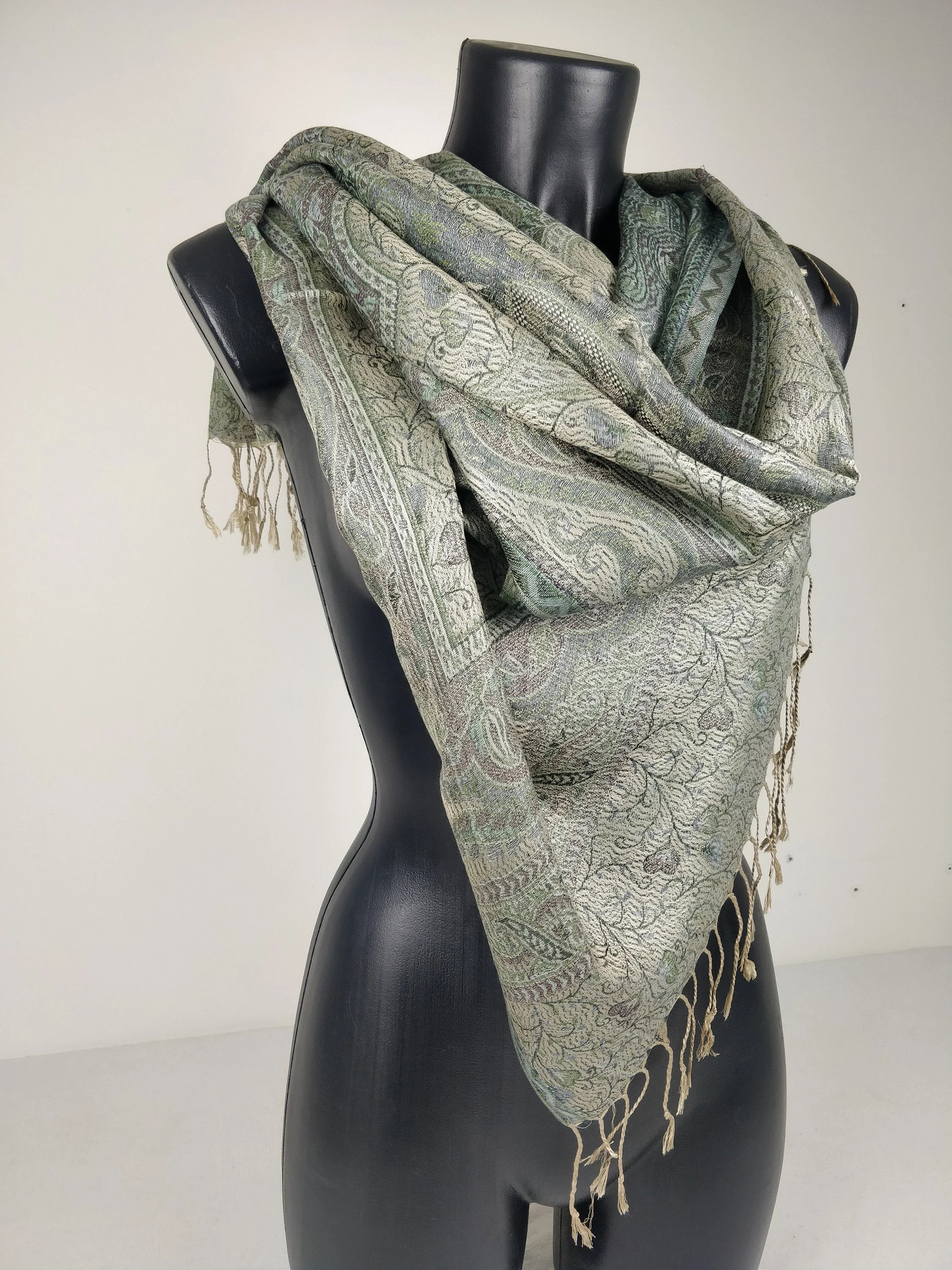 Pashmina Mangal réversible en modal / soie. Echarpe motif paisley vert.