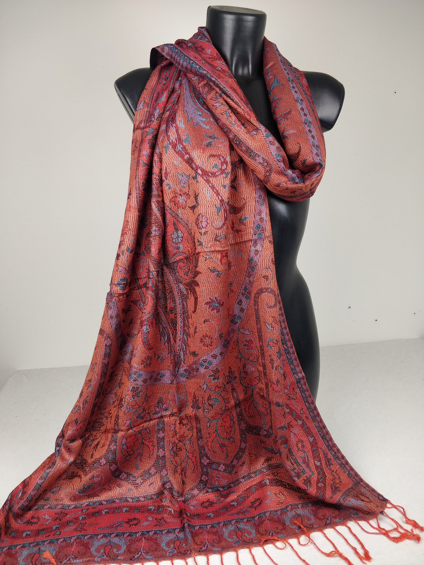 Wende-Mangal-Pashmina aus Modal/Seide. Orange-rotes Paisley-Muster.