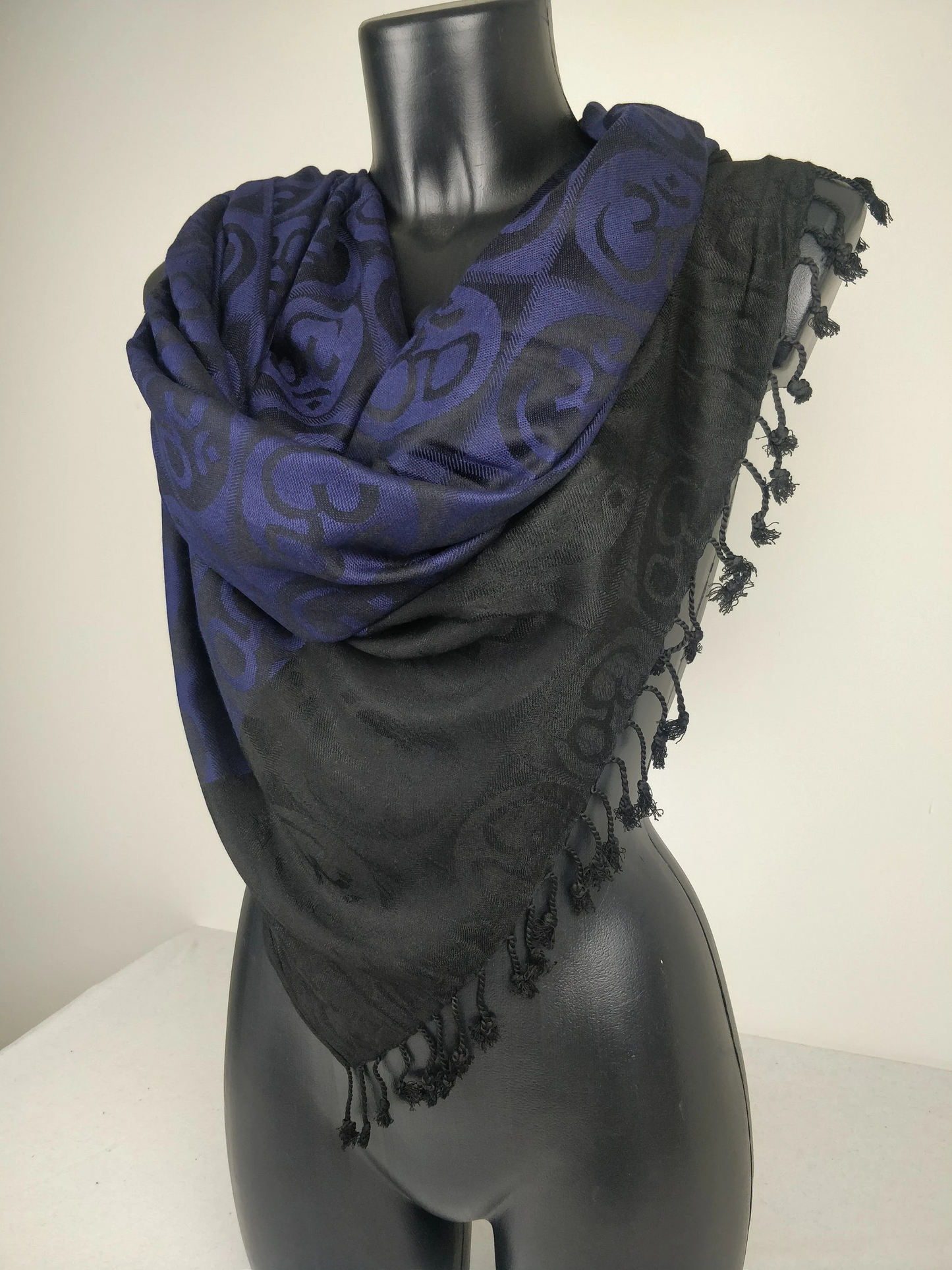 Wende-Pashmina Kharma aus Viskose. Blaue Ohm-Muster.