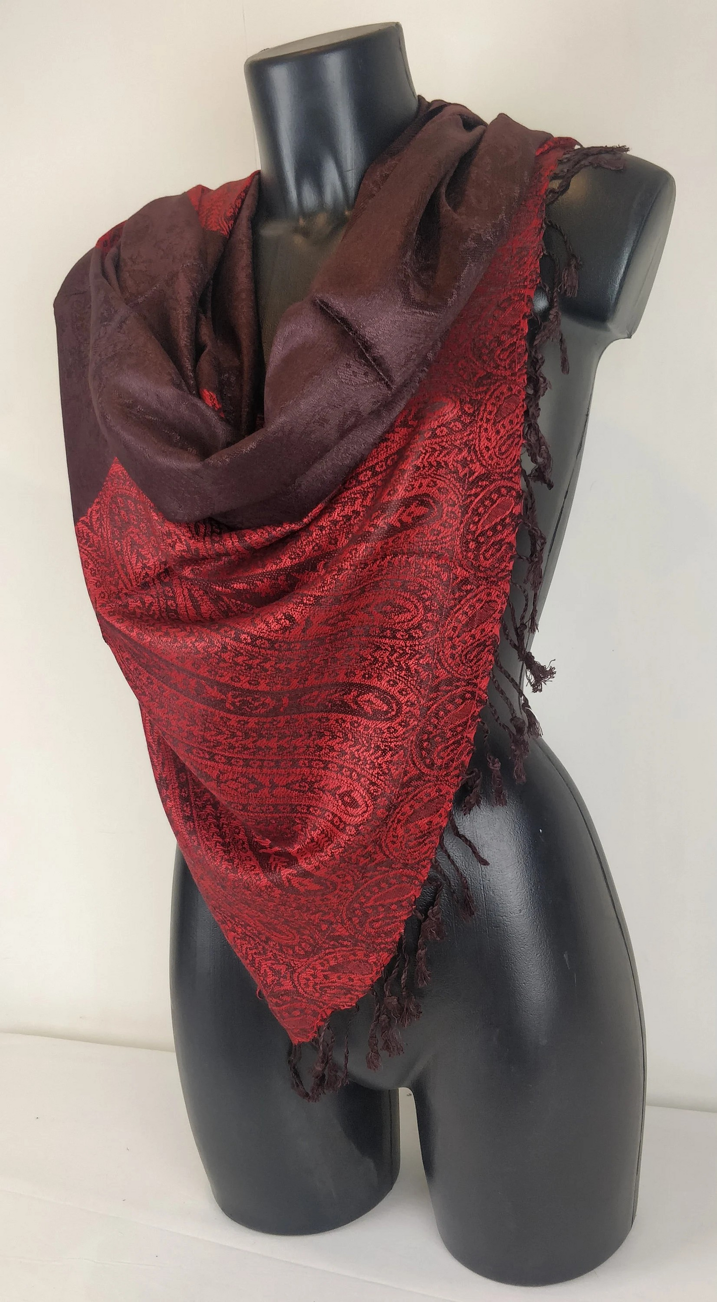 Zweifarbiger Vaisana-Pashmina aus Viskose. Braunes Paisley-Muster.