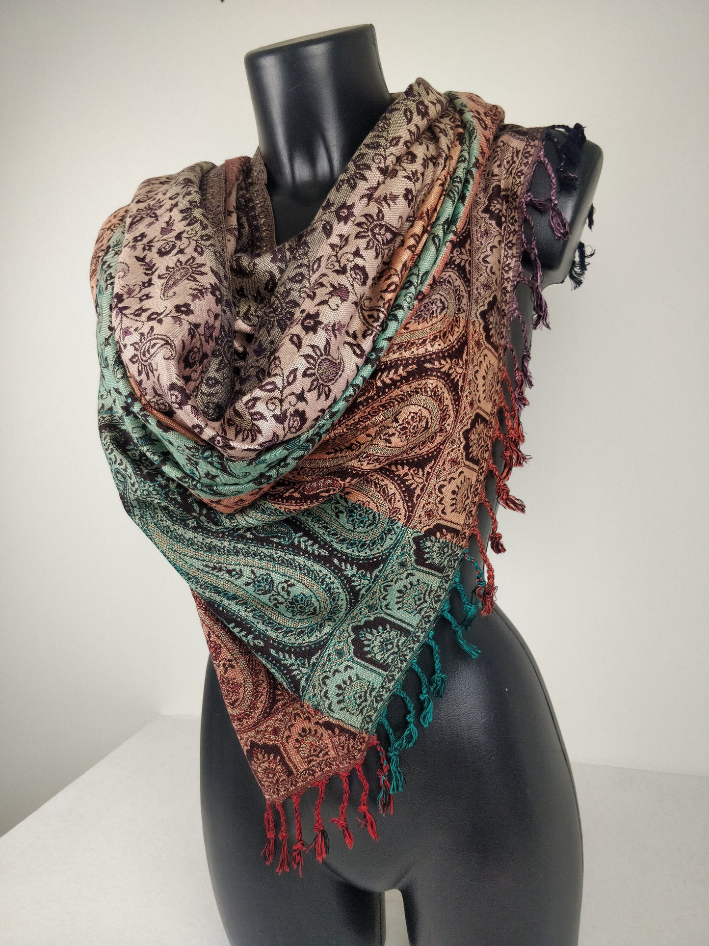 Pashmina réversible Sankya en viscose. Echarpe motif paisley multicolore.