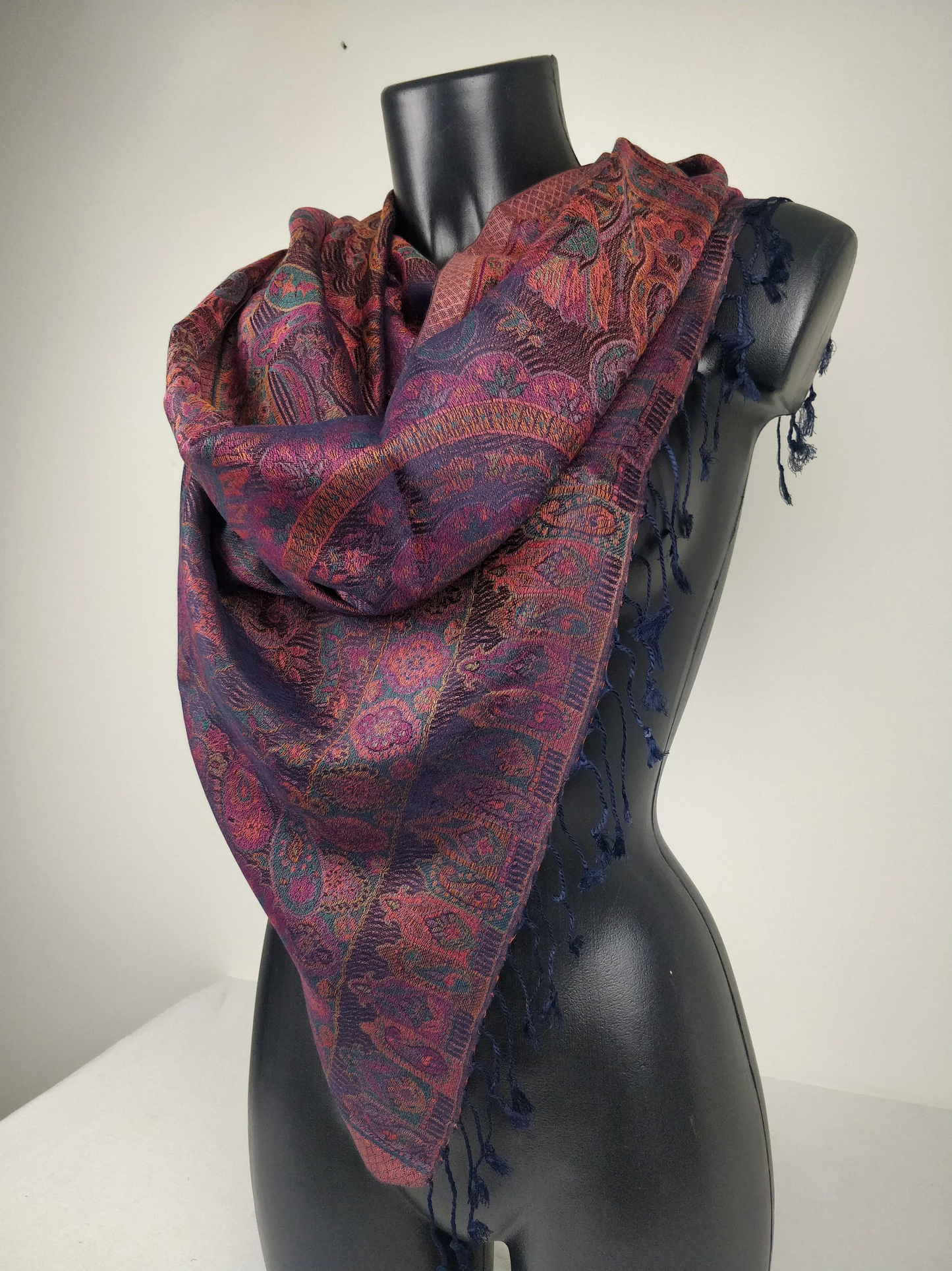 Pashmina Mangal réversible en modal / soie. Echarpe motif paisley marron, violet et bleu.