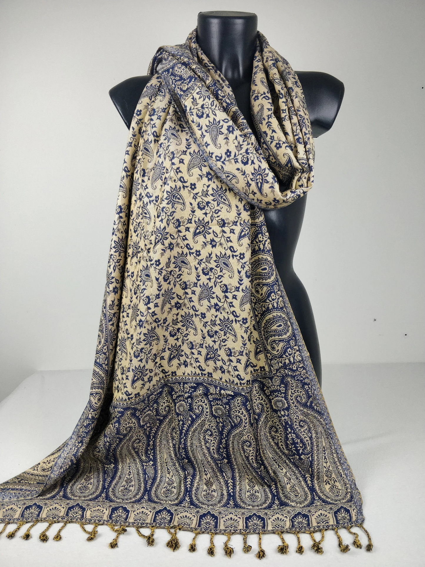 Pashmina réversible Sankya en viscose. Echarpe motif paisley bleu.