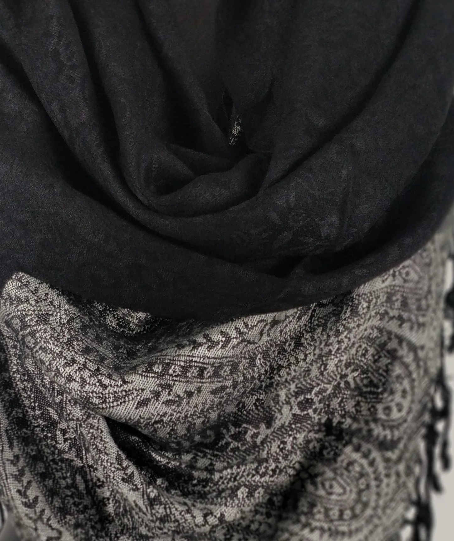 Pashmina Vaisana en viscose. Echarpe bicolore avec motifs paisley noir et blanc