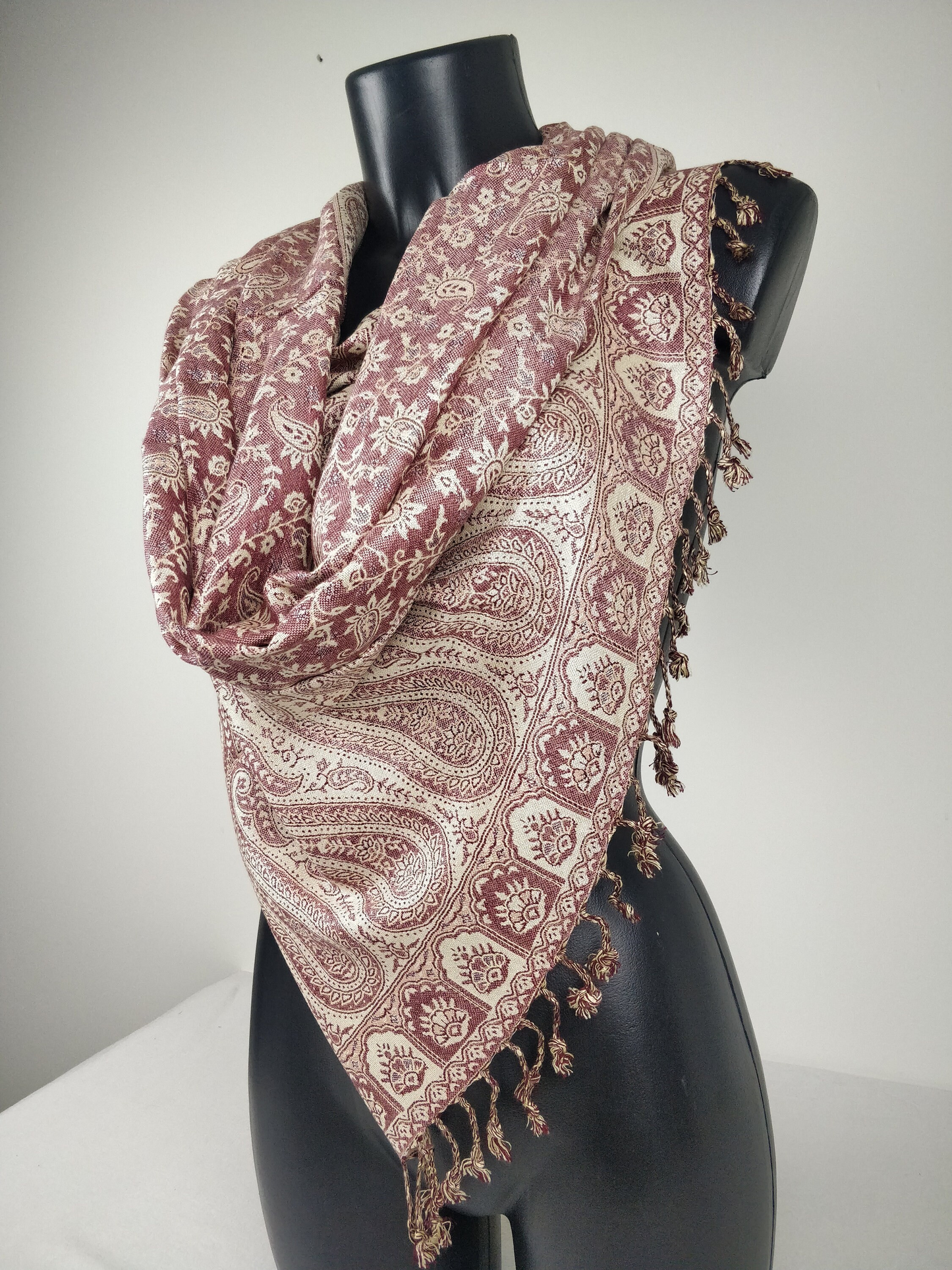 Pashmina réversible Sankya en viscose. Echarpe motif paisley violet.