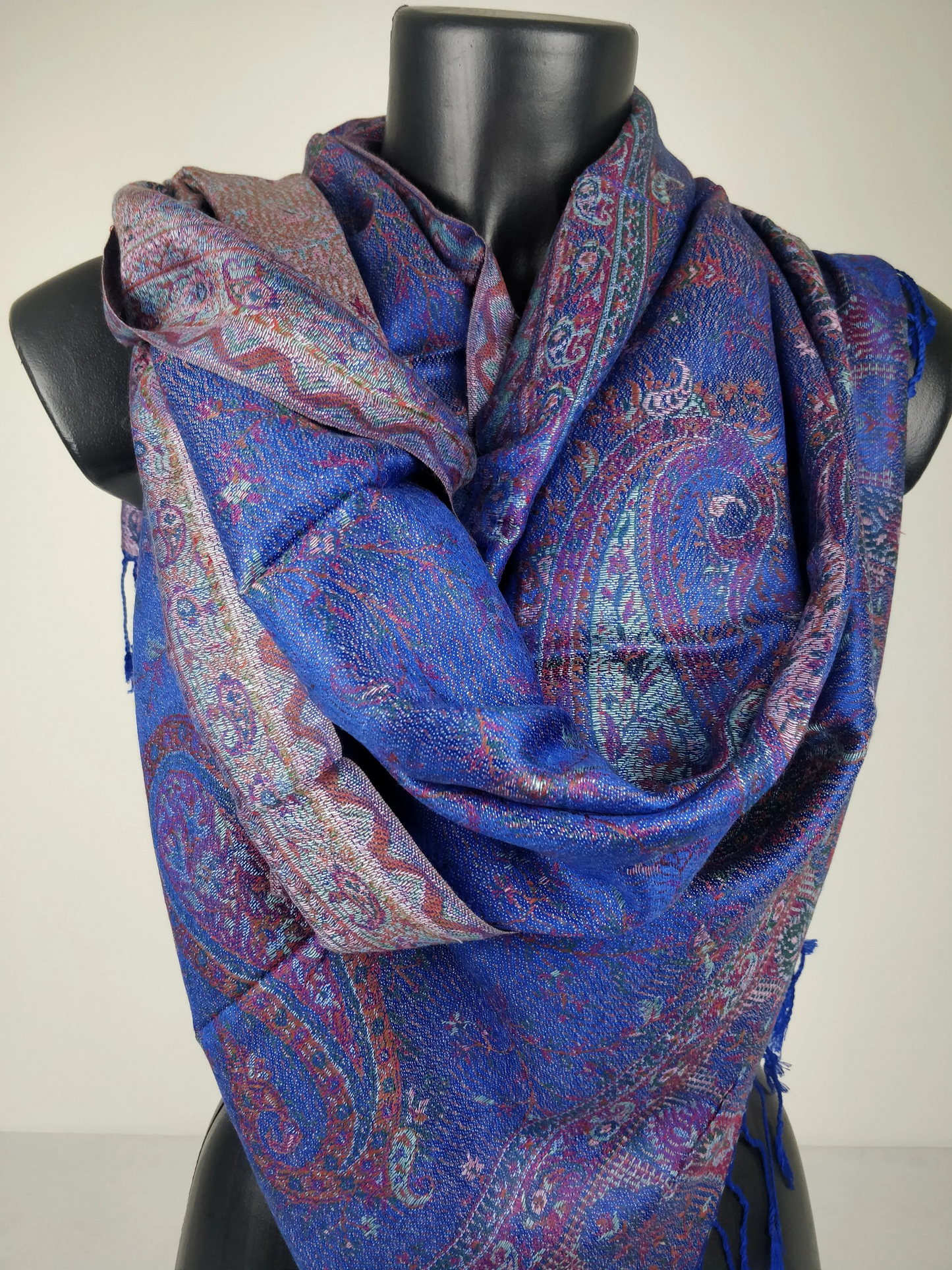 Pashmina Mangal réversible en modal / soie. Motif paisley bleu.