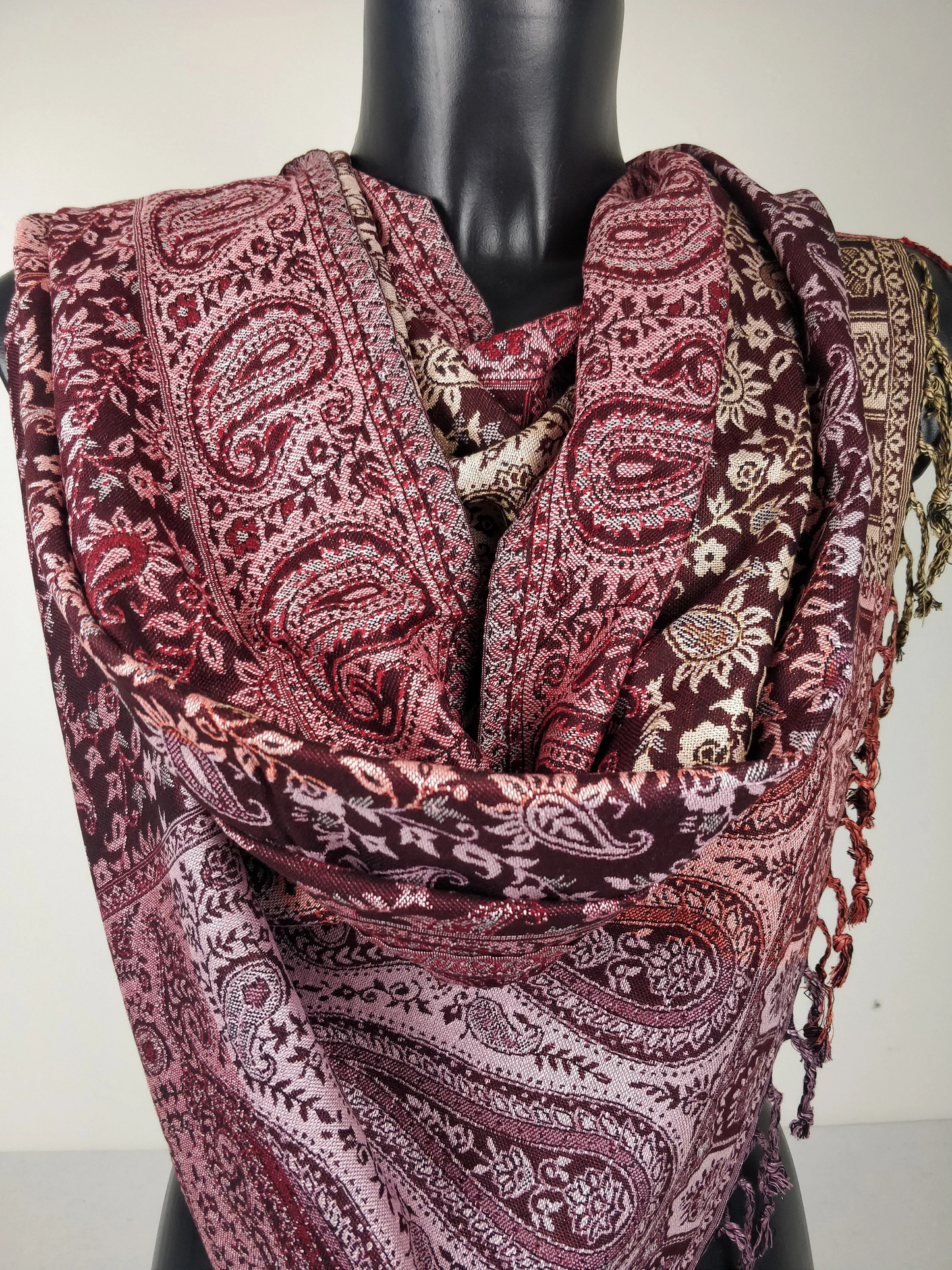 Pashmina réversible Sankya multicolore en viscose. Echarpe motif paisley tons marron.