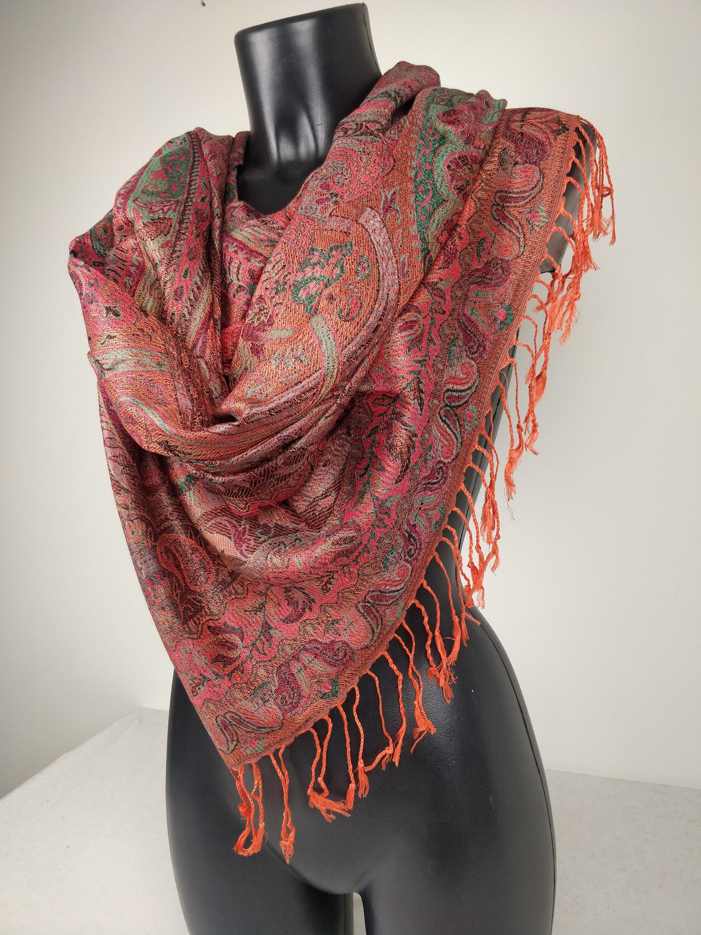 Wende-Mangal-Pashmina aus Modal/Seide. Roter Schal mit Paisleymuster.