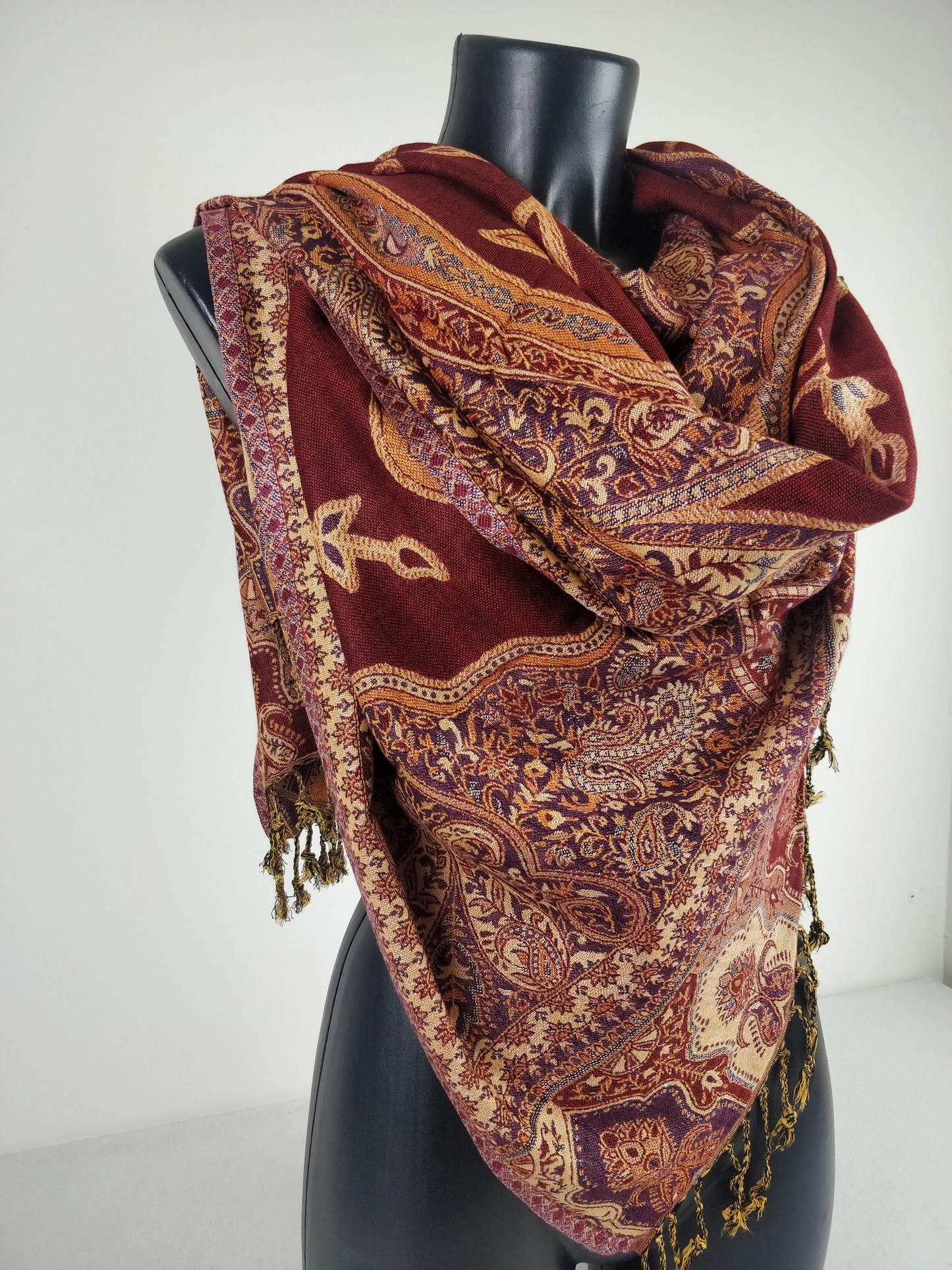 Pashmina vintage Hantra en viscose. Echarpe réversible aux motifs paisley rouge.