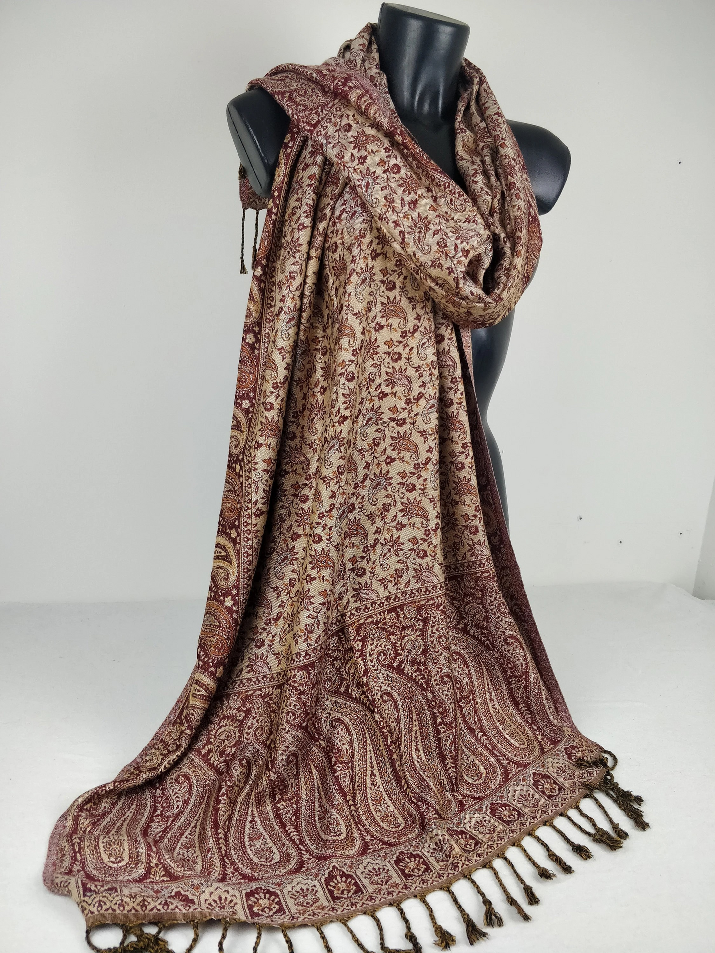 Pashmina réversible Sankya en viscose. Echarpe aux motifs paisley marron.